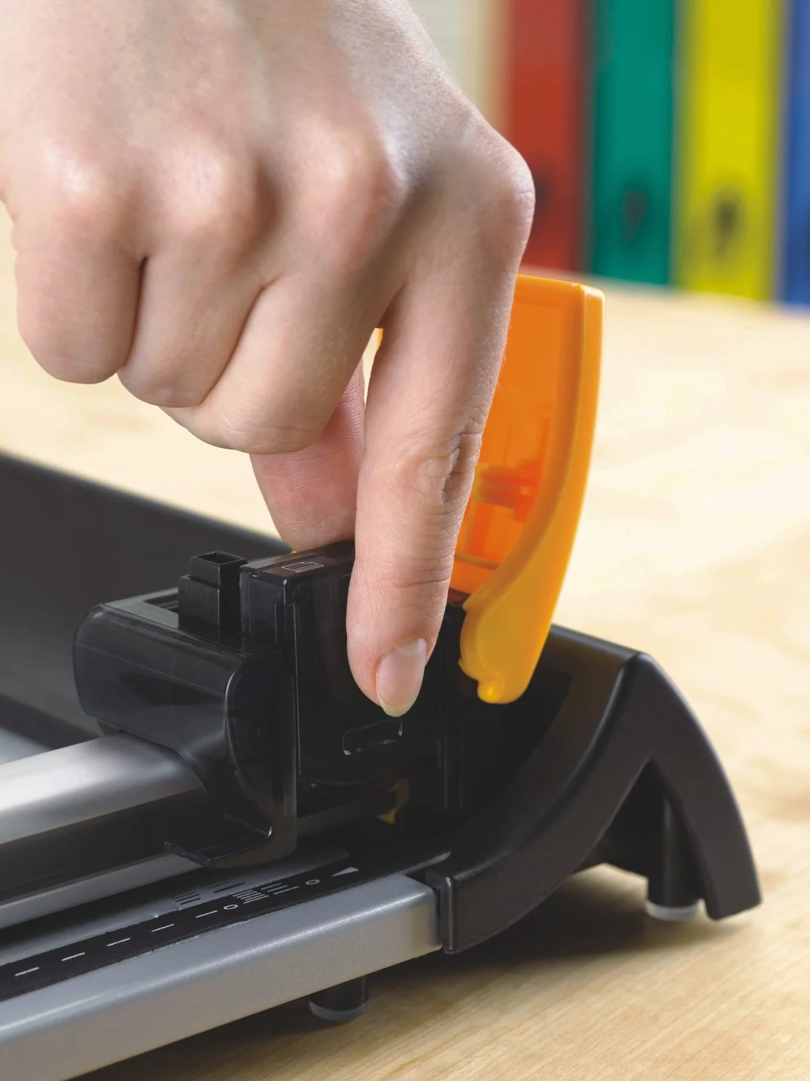 Fellowes Neutron Plus - Cizalla de rodillo A4, color gris y negro