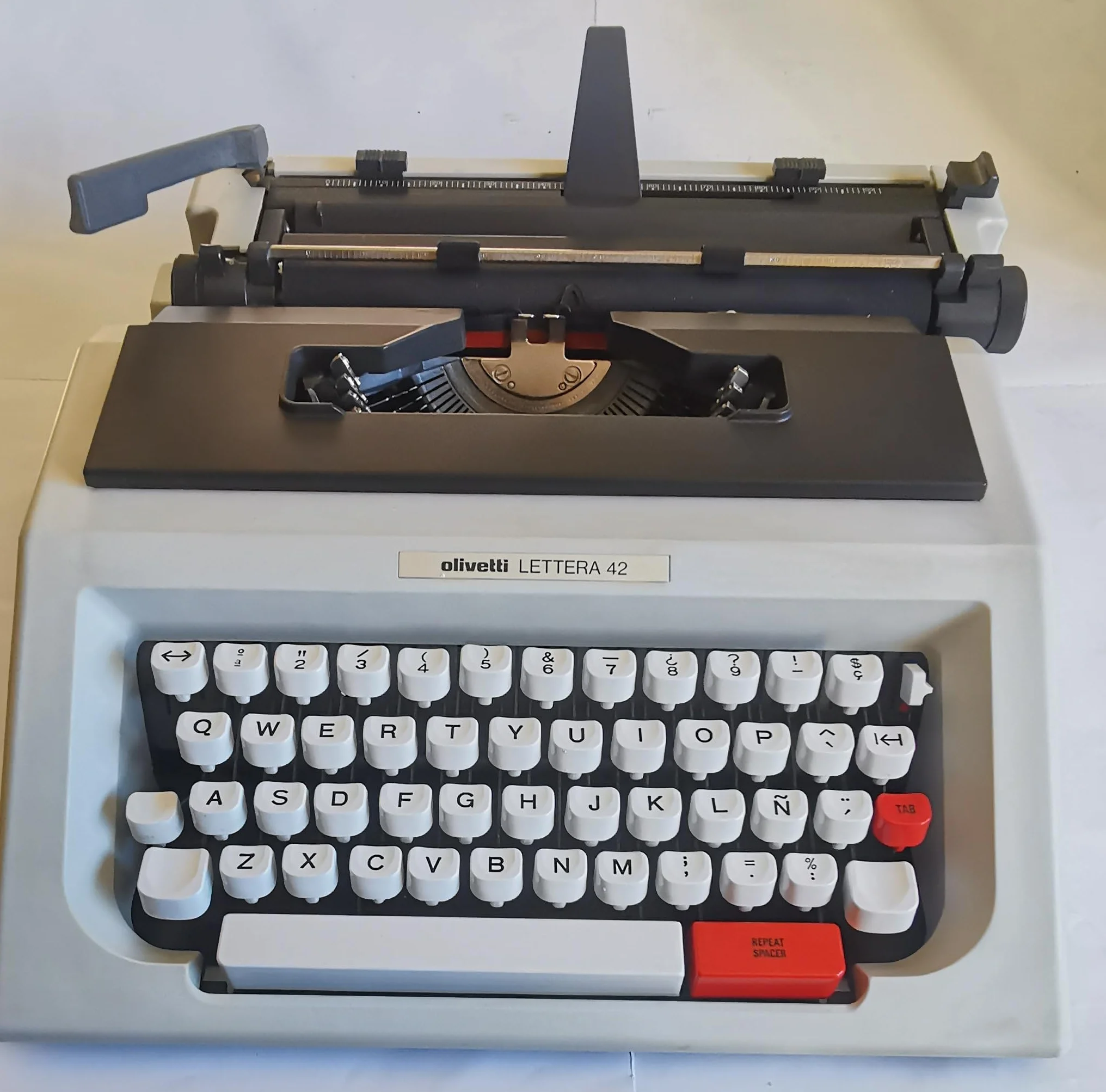 Máquina de Escribir Vintage Olivetti Lettera 42, revisada y dejada Buen Funcionamiento.
