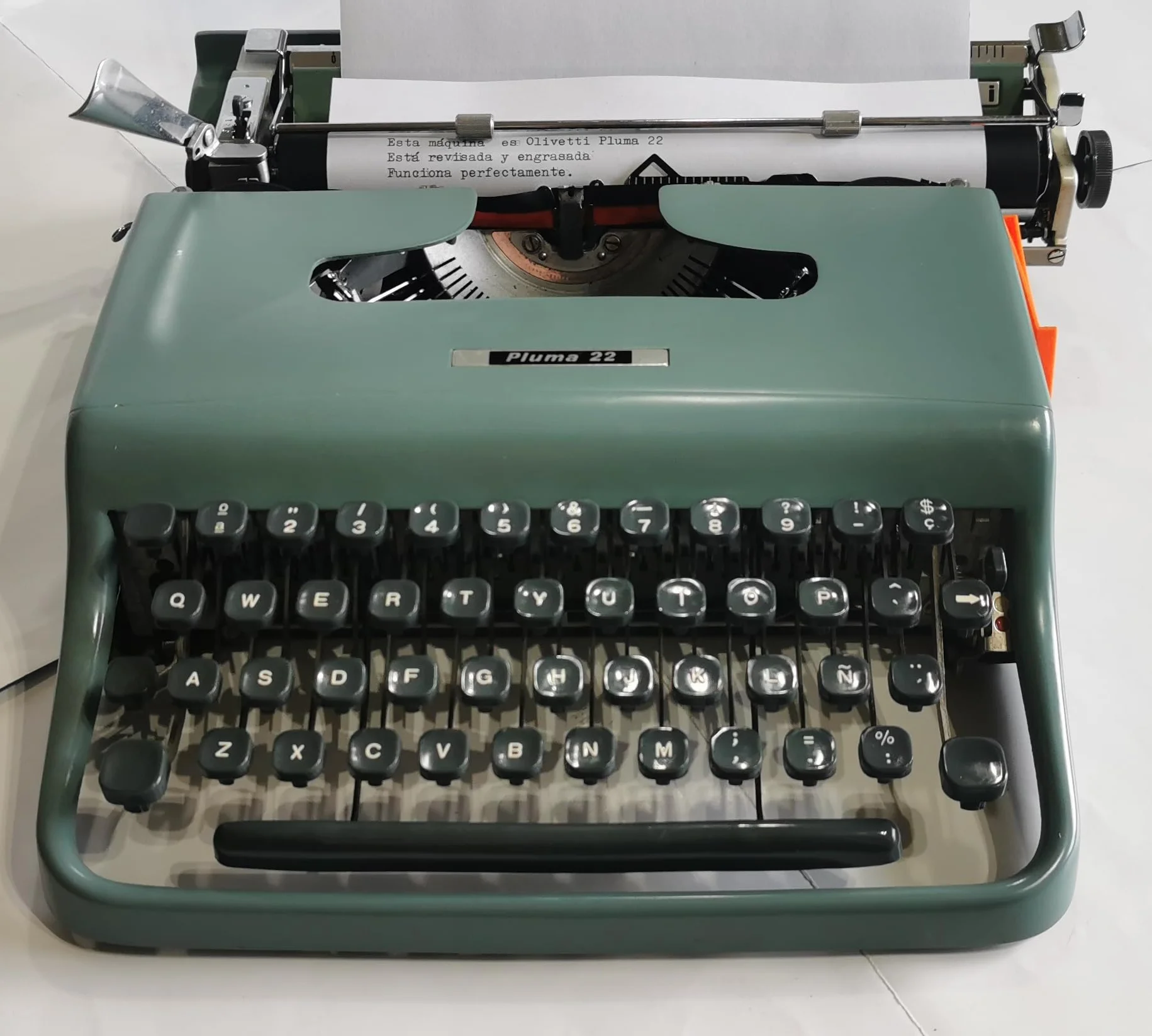 Máquina de Escribir Vintage Olivetti Pluma 22 - Teclado en Castellano Revisada y Puesta a Punto por un Profesional. Funciona Perfectamente. Ideal para Coleccionismo y Uso Personal.