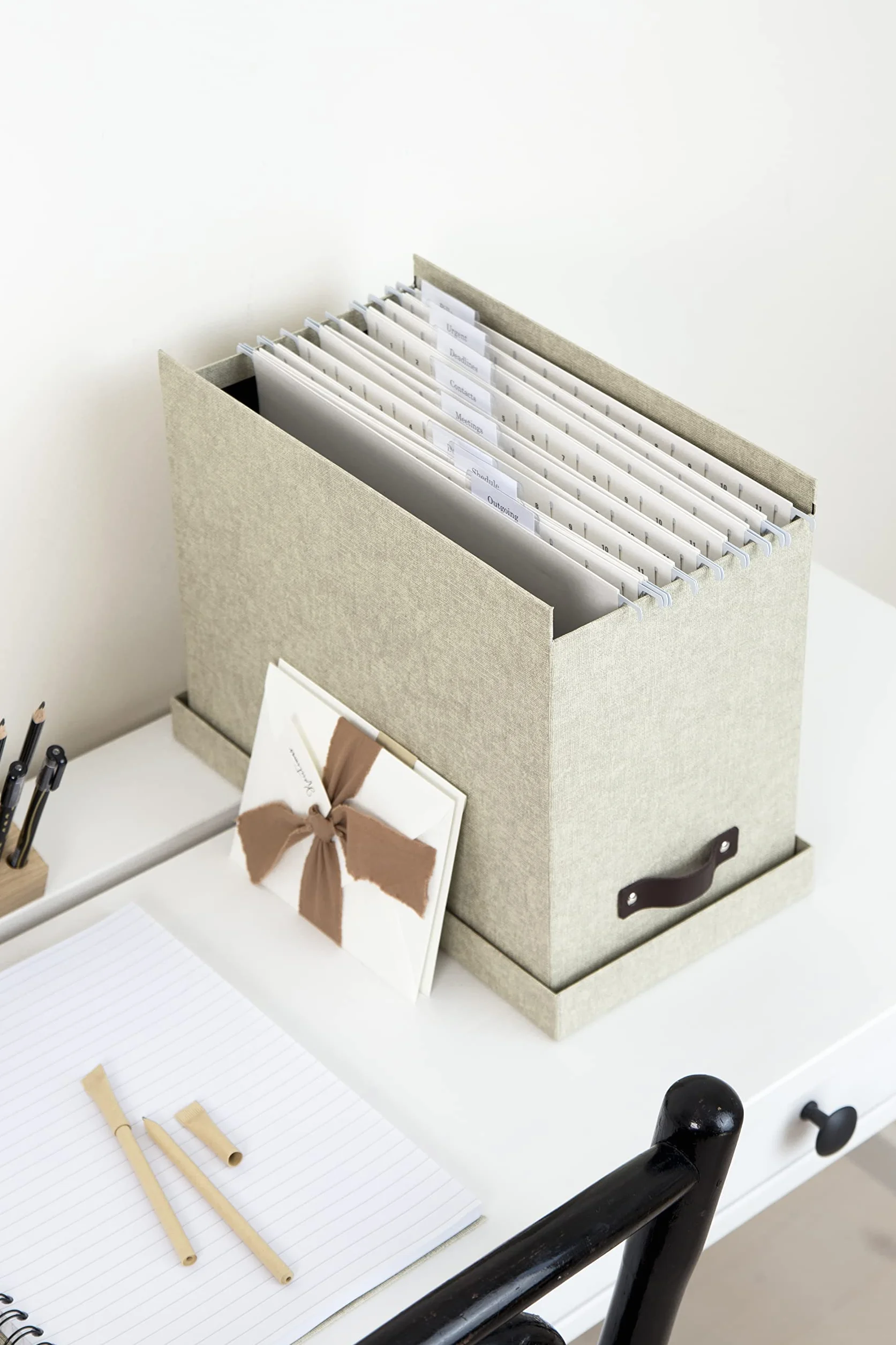 Bigso Box of Sweden Caja archivadora con tapa – Elegante organizador de documentos con 8 carpetas colgantes – Caja clasificadora de tablero de fibras y papel con elegante aspecto de lino – beige
