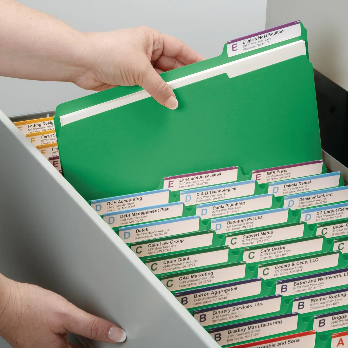 Smead Carpeta de archivos de cierre de cartón prensado con cierres SafeSHIELD, 2 cierres, pestaña de corte de 1/3, expansión de 2 pulgadas, tamaño legal, verde, 25 por caja (19938)