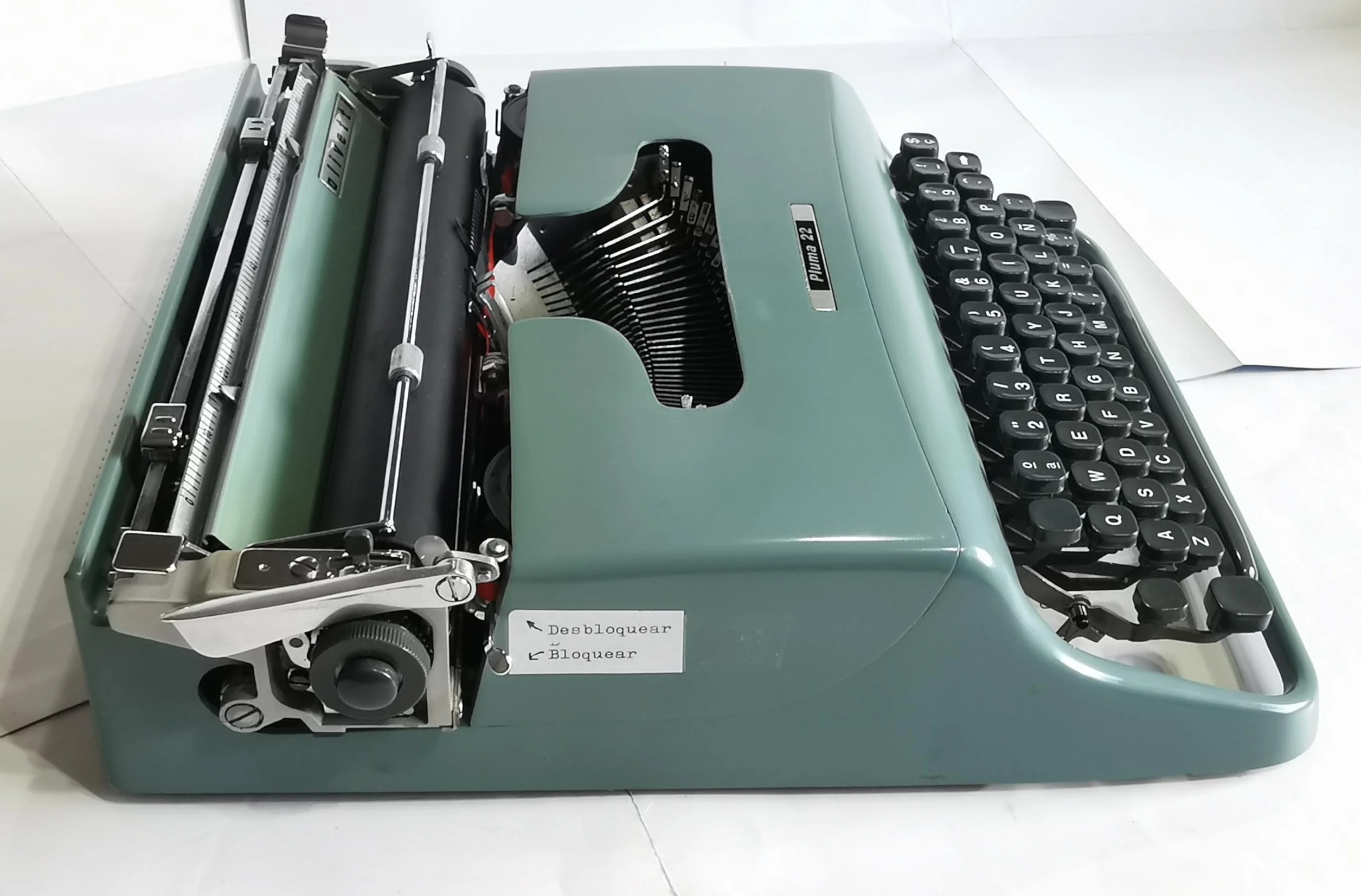 Máquina de Escribir Vintage Olivetti Pluma 22 - Teclado en Castellano Revisada y Puesta a Punto por un Profesional. Funciona Perfectamente. Ideal para Coleccionismo y Uso Personal.