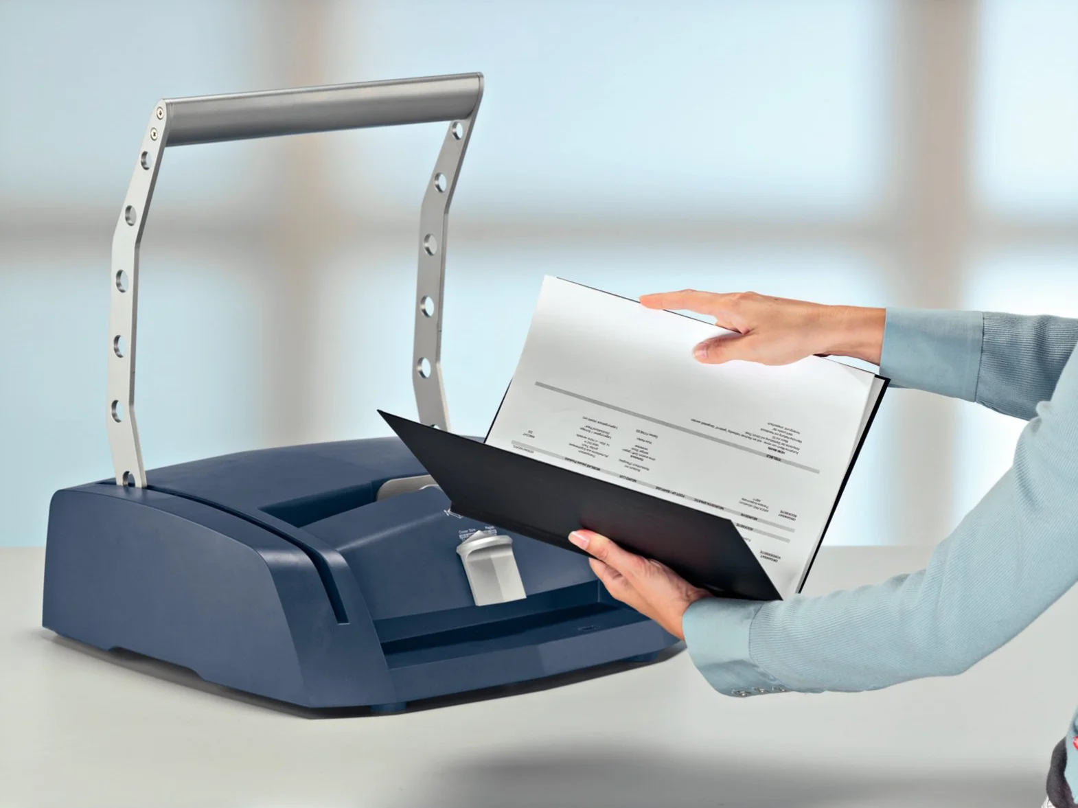 Leitz 73880000 – Encuadernadora Manual impressBIND 280 A4, Sistema De Canal Metálico Sin Perforación, Capacidad 280 Hojas, Ajuste Automático De Lomo, Uso Profesional