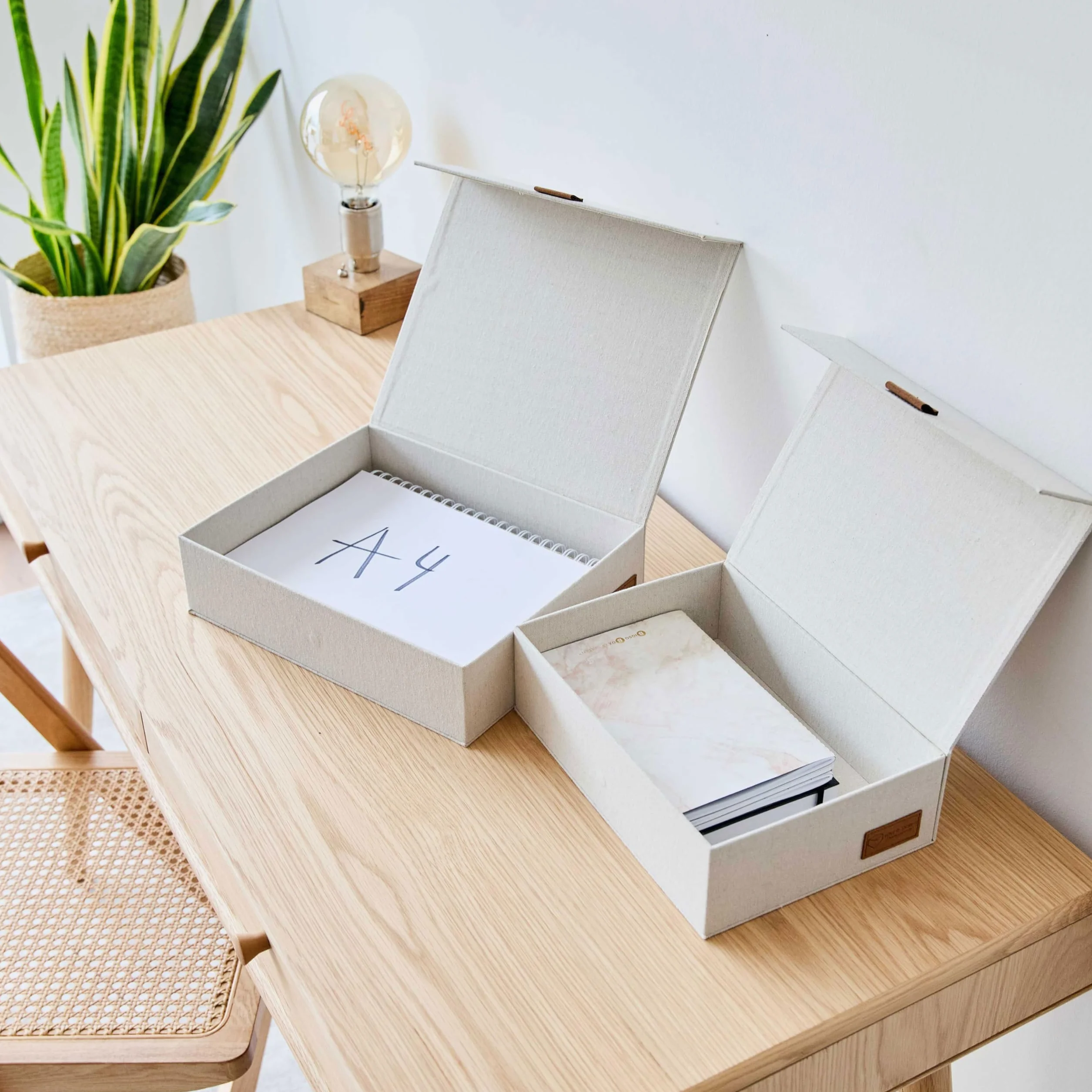 LOVE !T STORE !T 2 cajas de almacenamiento premium con tapa – Caja de documentos – A4 – Tela de lino – Cierre magnético – Tapa abatible – Beige – 28 x 23 x 6 cm & 31 x 25 x 8 cm | Caja organizadora con tapa magnética de lino, ideal para papel A4, 2 cajas