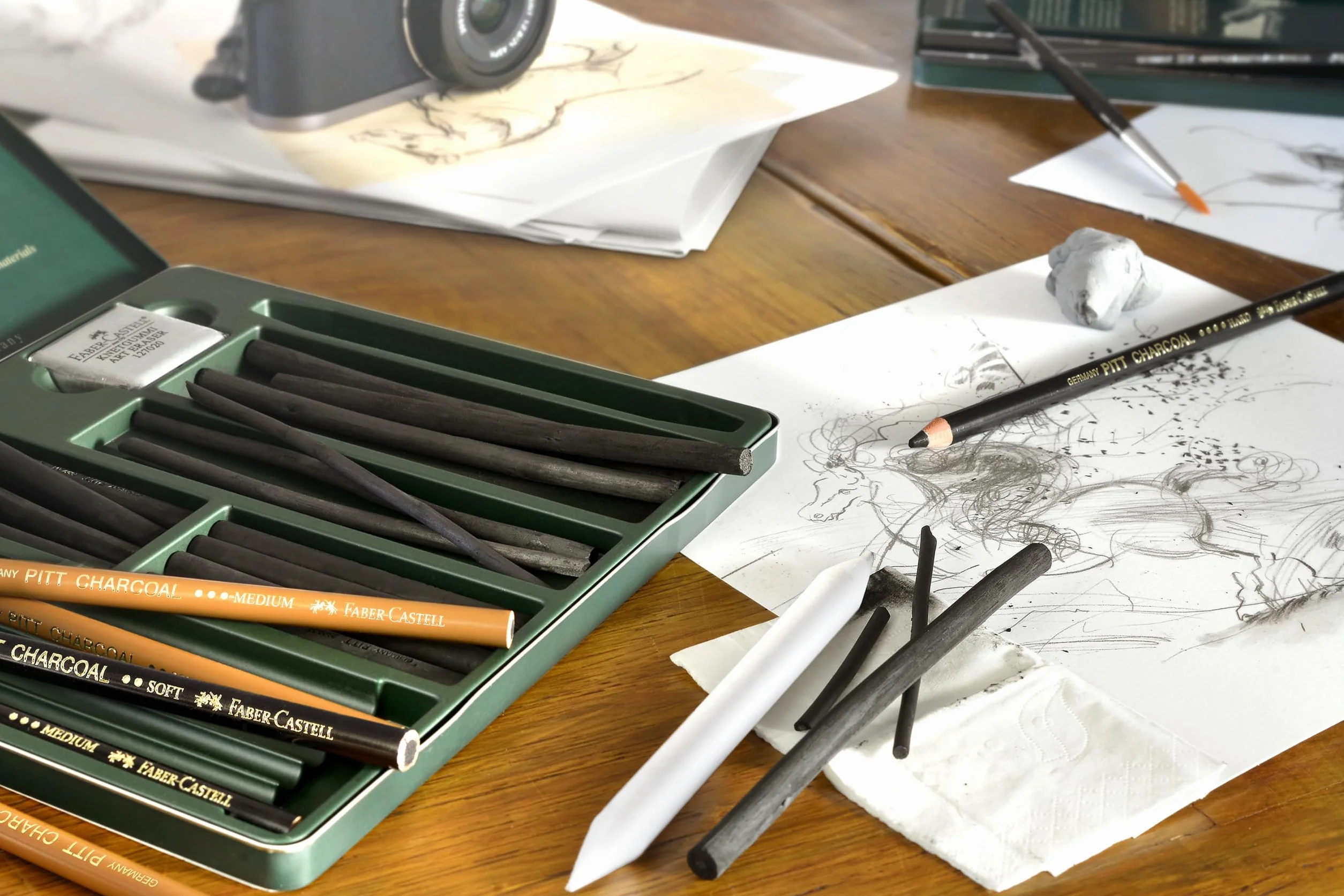 Faber-Castell Estuche de Metal 24 Piezas Carbón PITT