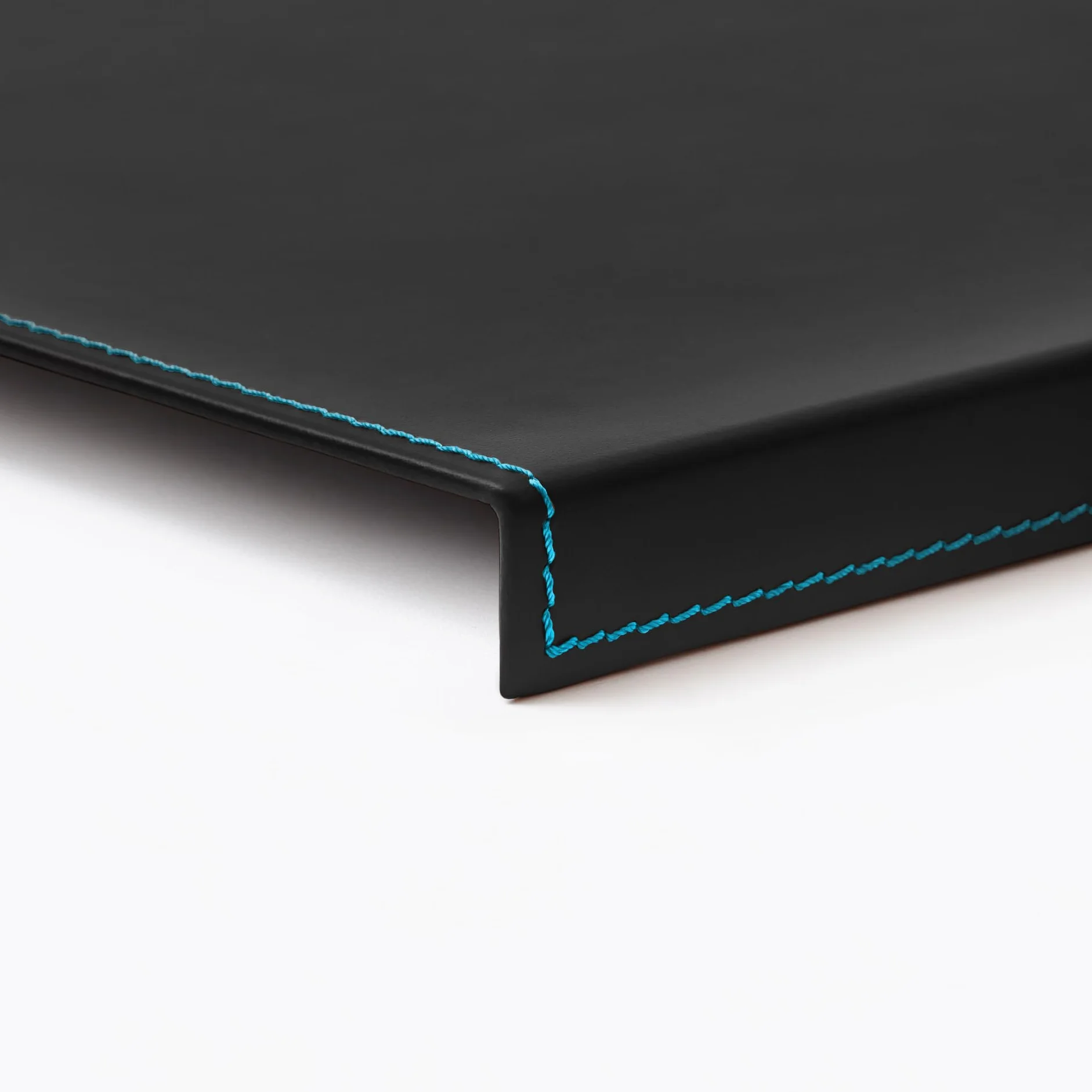Eglooh - Calliope Deluxe - Protector Mesa Escritorio en Cuero Negro cm 90x60 - Costuras Azul, Antideslizante, Estructura Interna en Acero con Perfil Frontal en Forma de L - Made in Italy