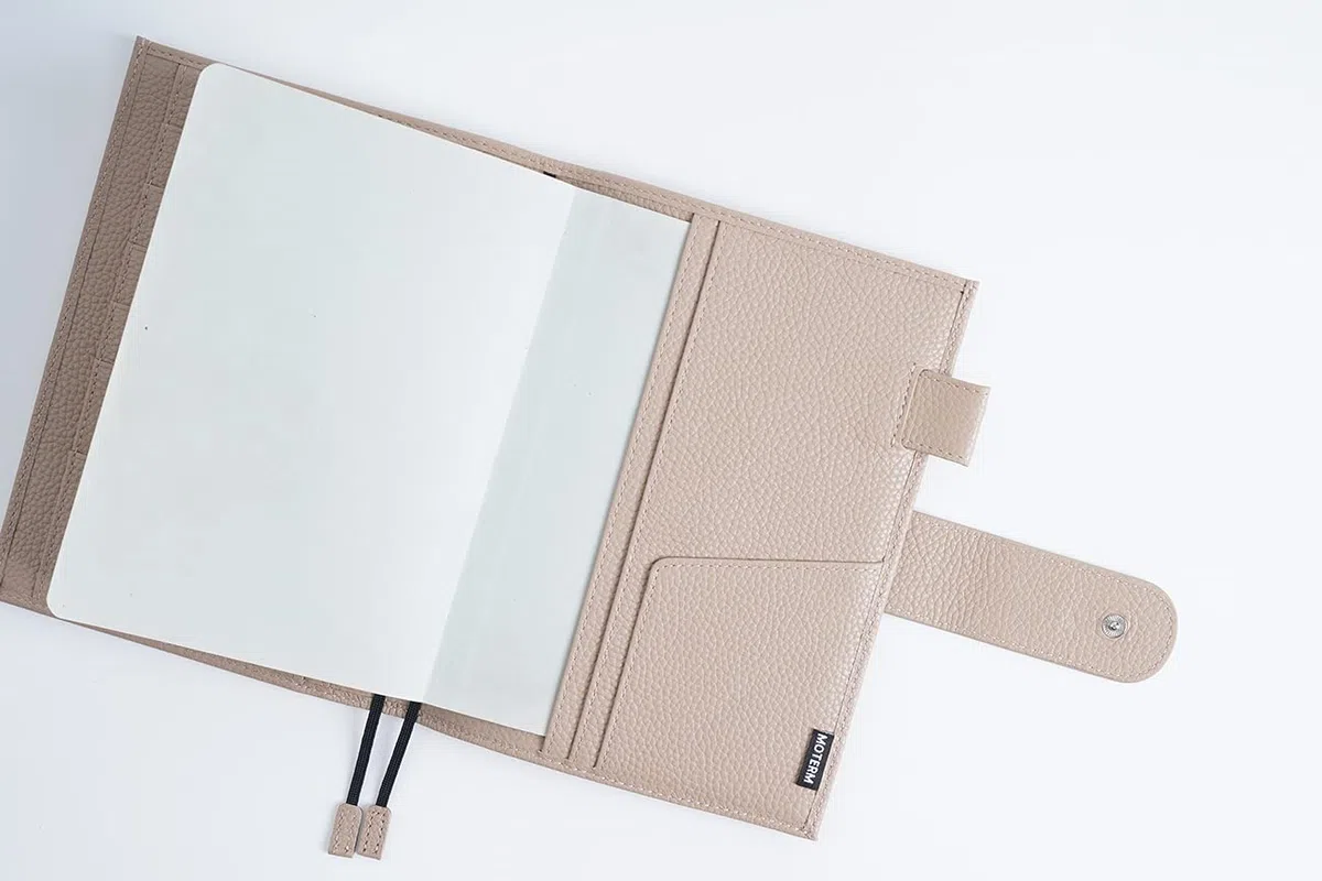 Moterm Funda de cuero para cuaderno A6 - Compatible con Hobonichi Cousin, Stalogy y Midori MD Planificador, con portalápices, tarjetero y bolsillo trasero (Gris-Taupe)