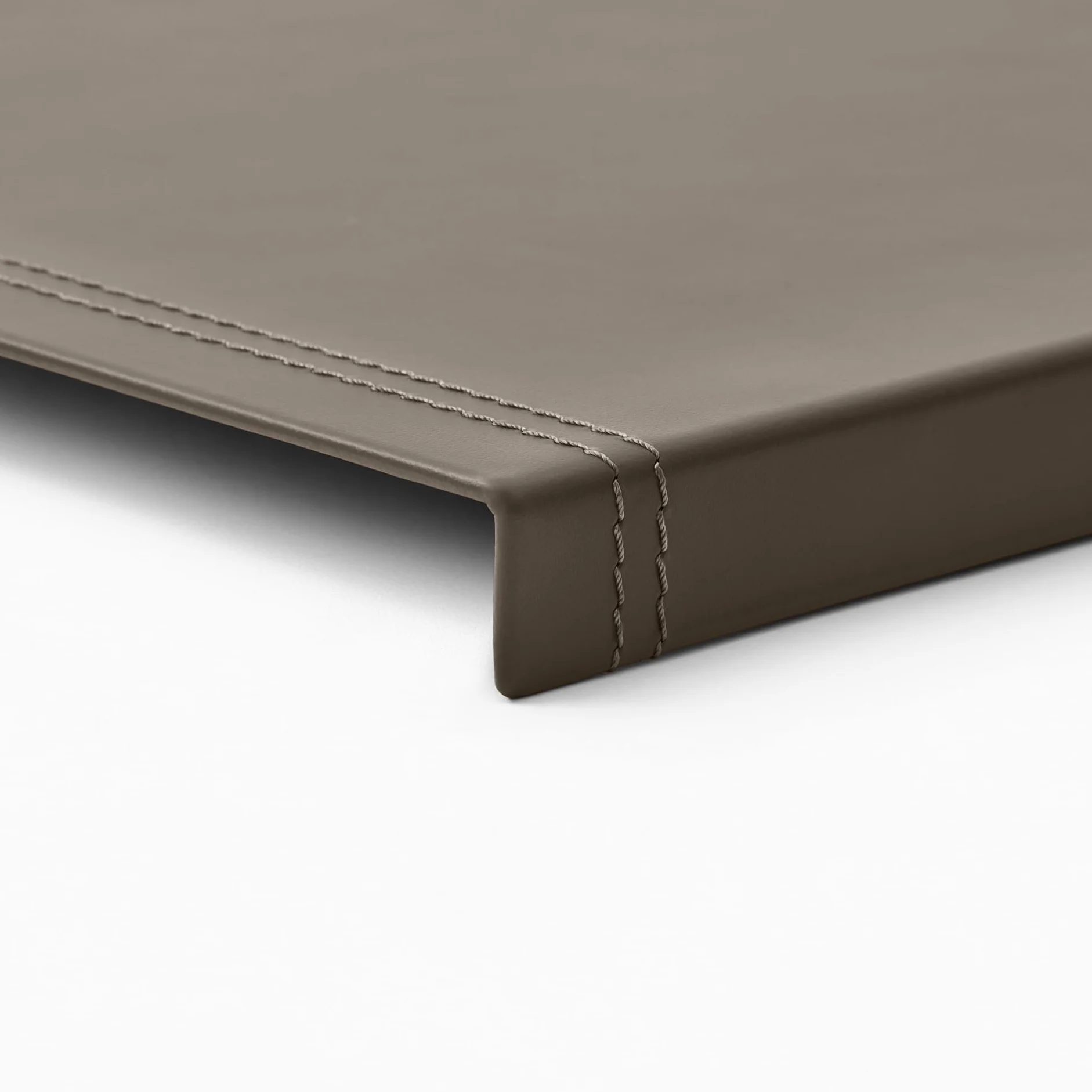 Eglooh - Urania - Protector Mesa Escritorio en Cuero Gris Topo cm 70x50 - Antideslizante, Estructura Interna en Acero con Perfil Frontal en Forma de L, Costuras Artesanal - Made in Italy