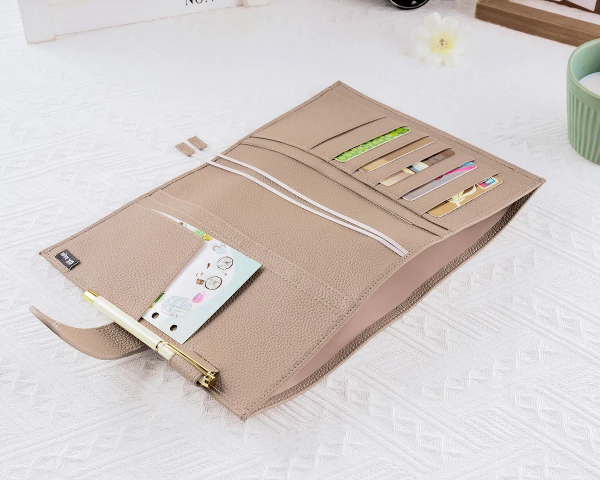 Ox Knight - Funda de cuero A5 para planificador, compatible con Hobonichi Cousin, Stalogy, Midori o Leuchtturm1917, portabolígrafo, ranuras para tarjetas, bolsillo trasero y marcadores (gris pardo)