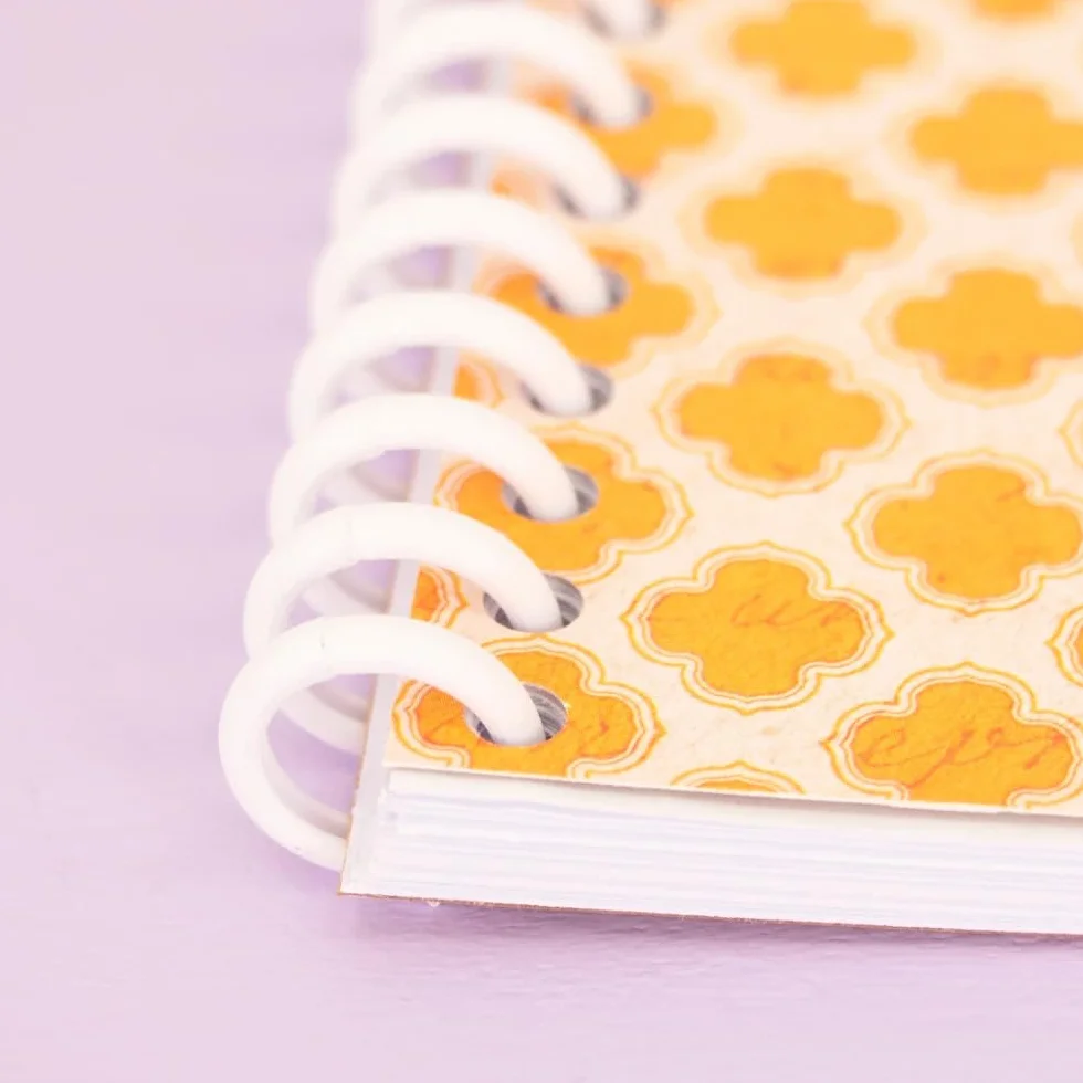 Craftelier - Encuadernadora Manual de 30 Agujeros - Perforadora con 6 Anillas Tonos Blanco y Negro - Perfora hasta 5 Hojas - Compatible con Tamaños de A4, A5, A6, A7 - Para Cuadernos y Scrapbooking