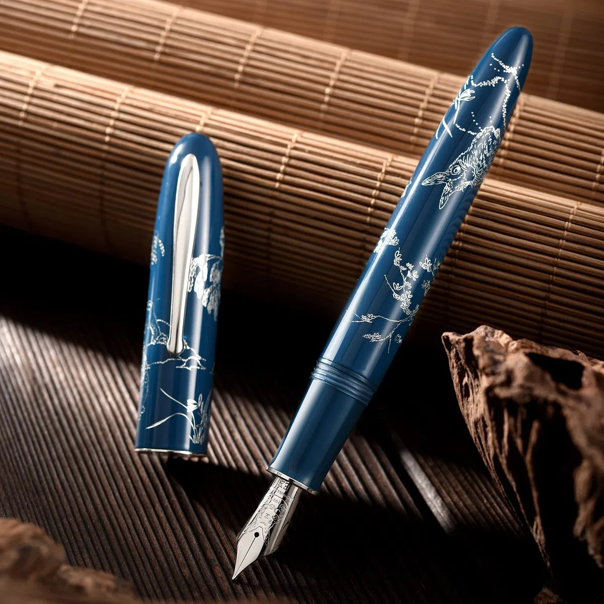 Hongdian N23 - Pluma estilográfica de conejo azul, hoja larga, punta media, borde plateado, diseño de tallado de conejo de la suerte, de escritura suave con convertidor y caja de bolígrafo de metal