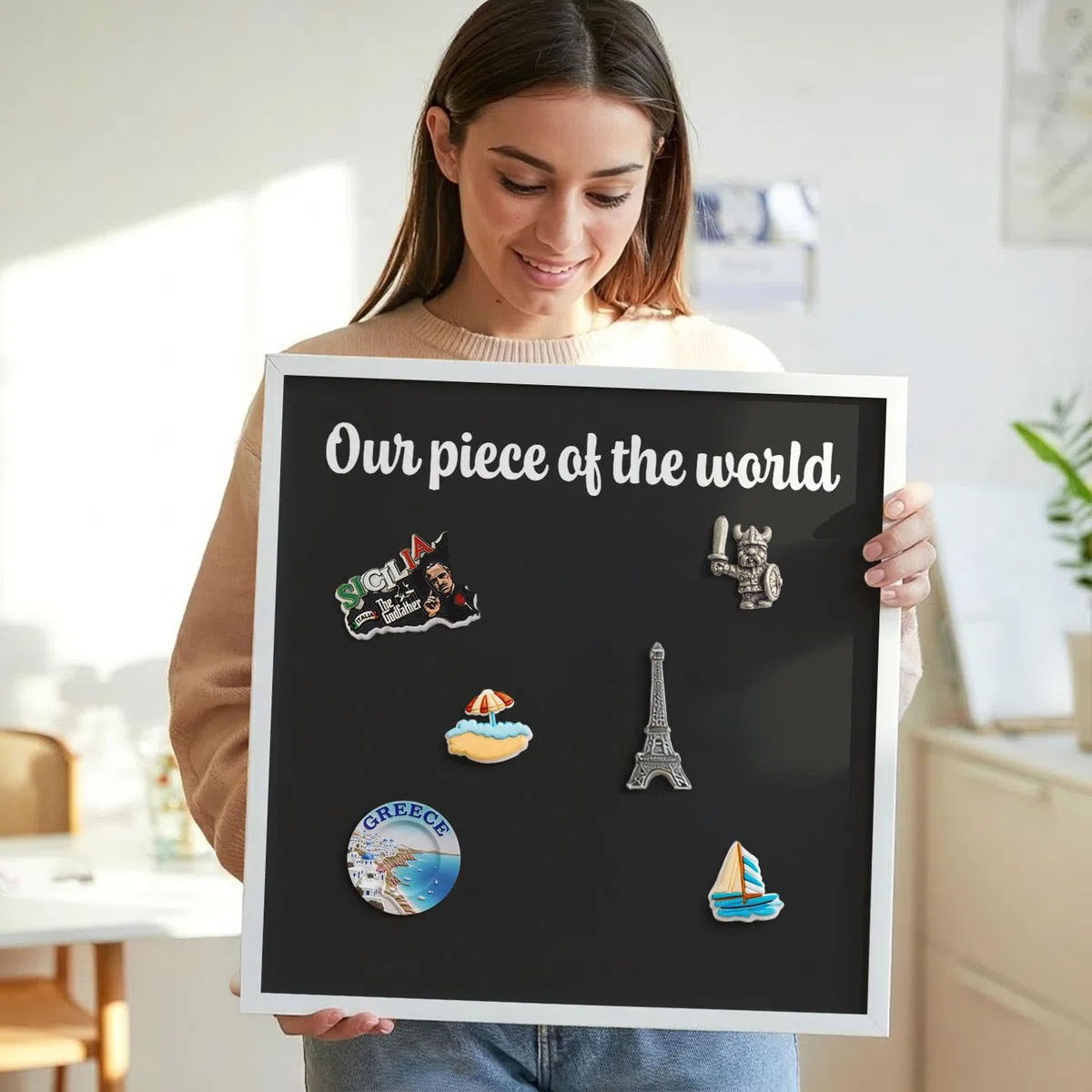 Panel Magnético 70x100 cm | con Marco Blanco | Our Piece Of The World | Montaje Fácil | Organizador de Pared | Para Recuerdos de Vacaciones | Expositor de Imanes de Nevera y Postales | Para Cocina