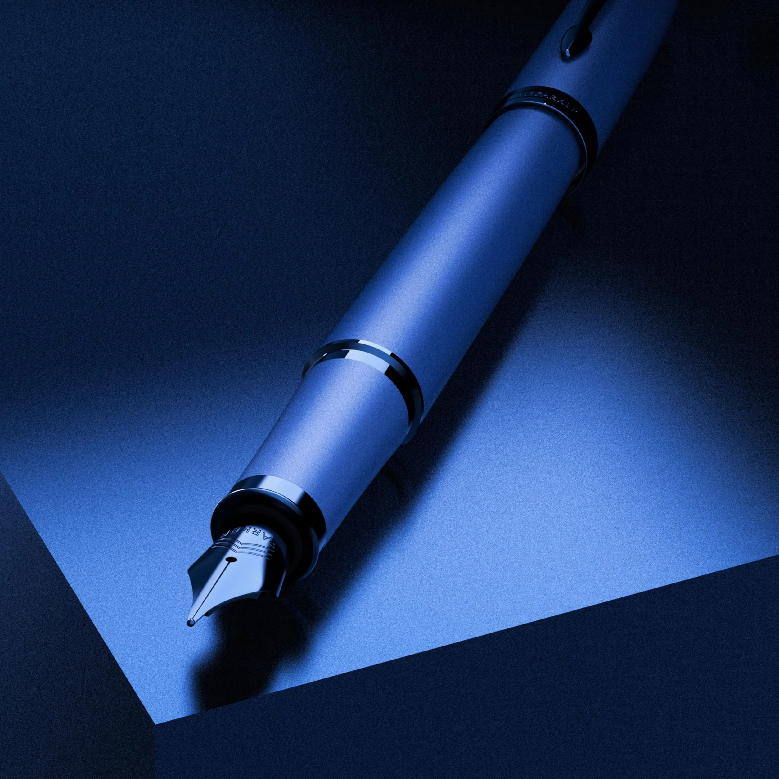 Parker IM Pluma Estilográfica Monocromática | Tinta Azul | Acabado y Detalles en Azul | Punta Media | Estuche de Regalo