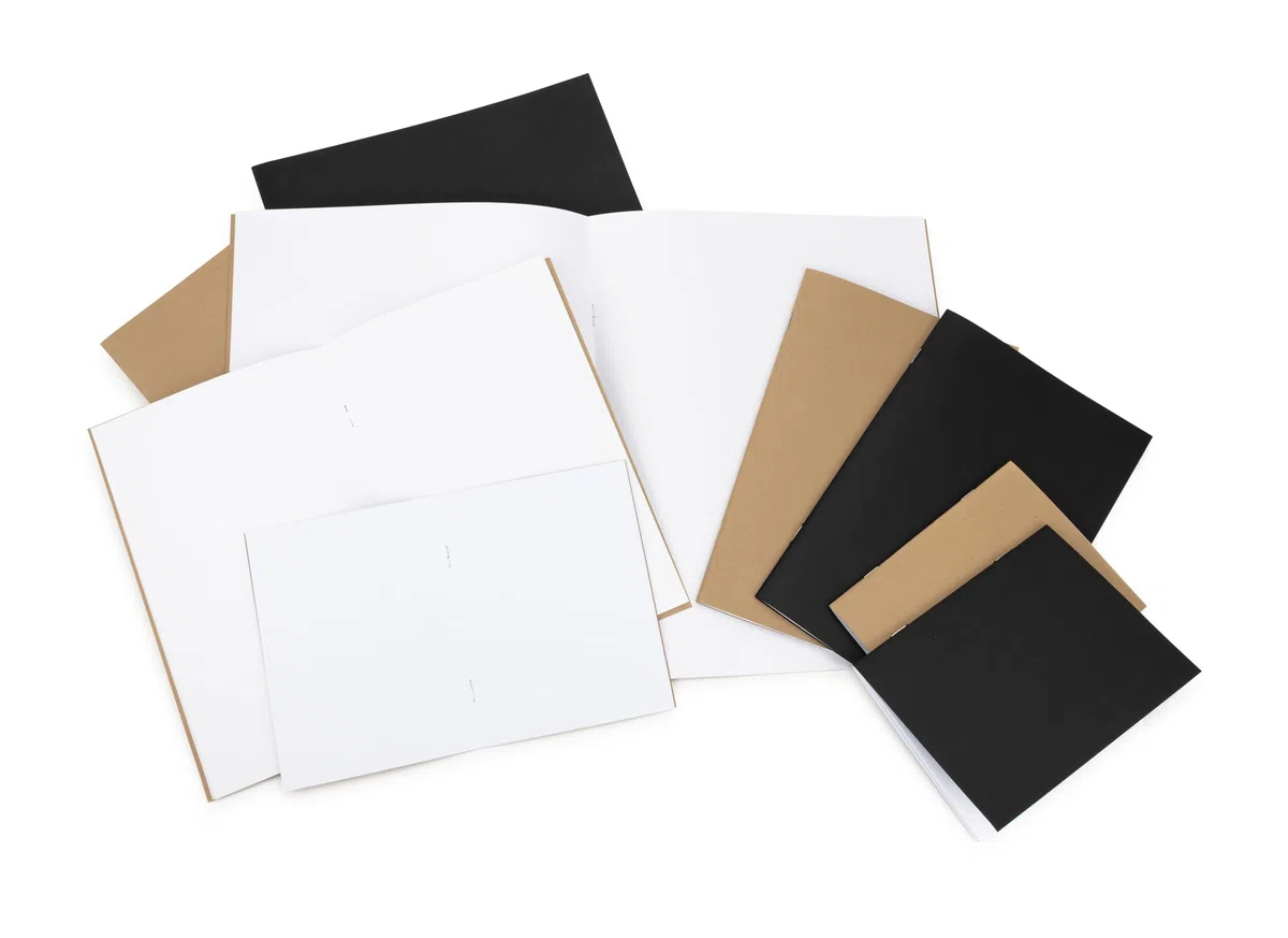 Hygloss Libros de papel kraft en blanco y libros negros, juego de 50 cuadernos sin forro para diario, bocetos, escritura, 32 páginas blancas, 5.5 x 8.5 pulgadas, 25 libros kraft y 25 libros negros