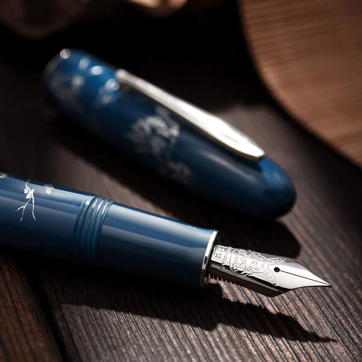 Hongdian N23 - Pluma estilográfica de conejo azul, hoja larga, punta media, borde plateado, diseño de tallado de conejo de la suerte, de escritura suave con convertidor y caja de bolígrafo de metal