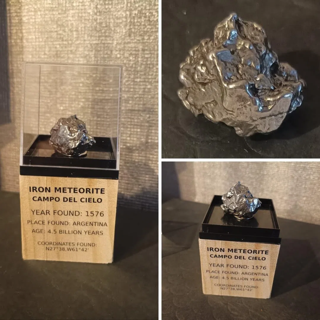 Meteorito Campo del Cielo – Meteorito de Hierro en Pantalla de Madera – Encontrado en 1576 – 4,5 mil millones de años – Regalo para coleccionistas & Aficionados al espacio