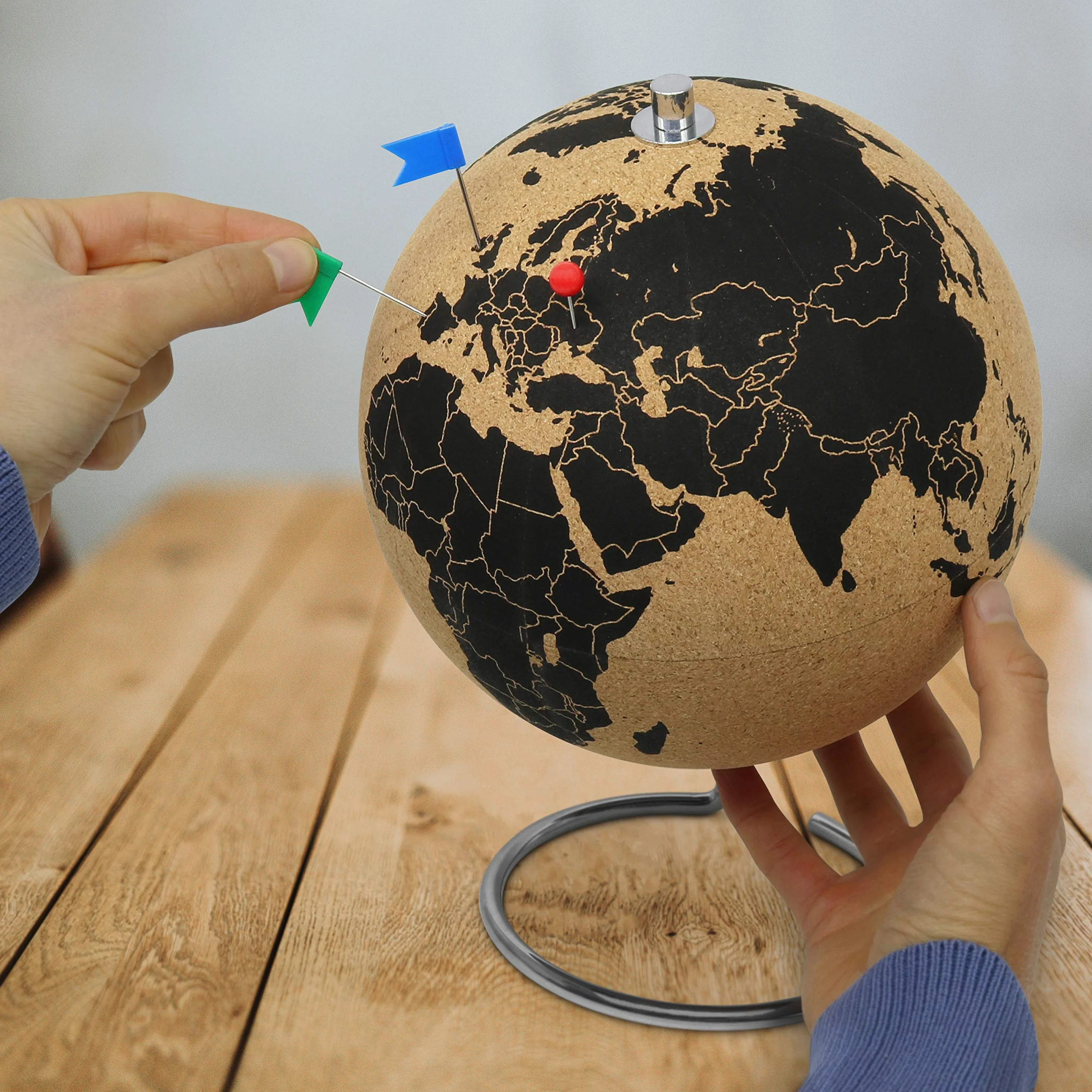 Globo terráqueo de corcho de 25 cm de alto con 54 chinchetas diferentes - Globo terráqueo giratorio hecho de corcho - como idea de regalo para los amantes de los viajes