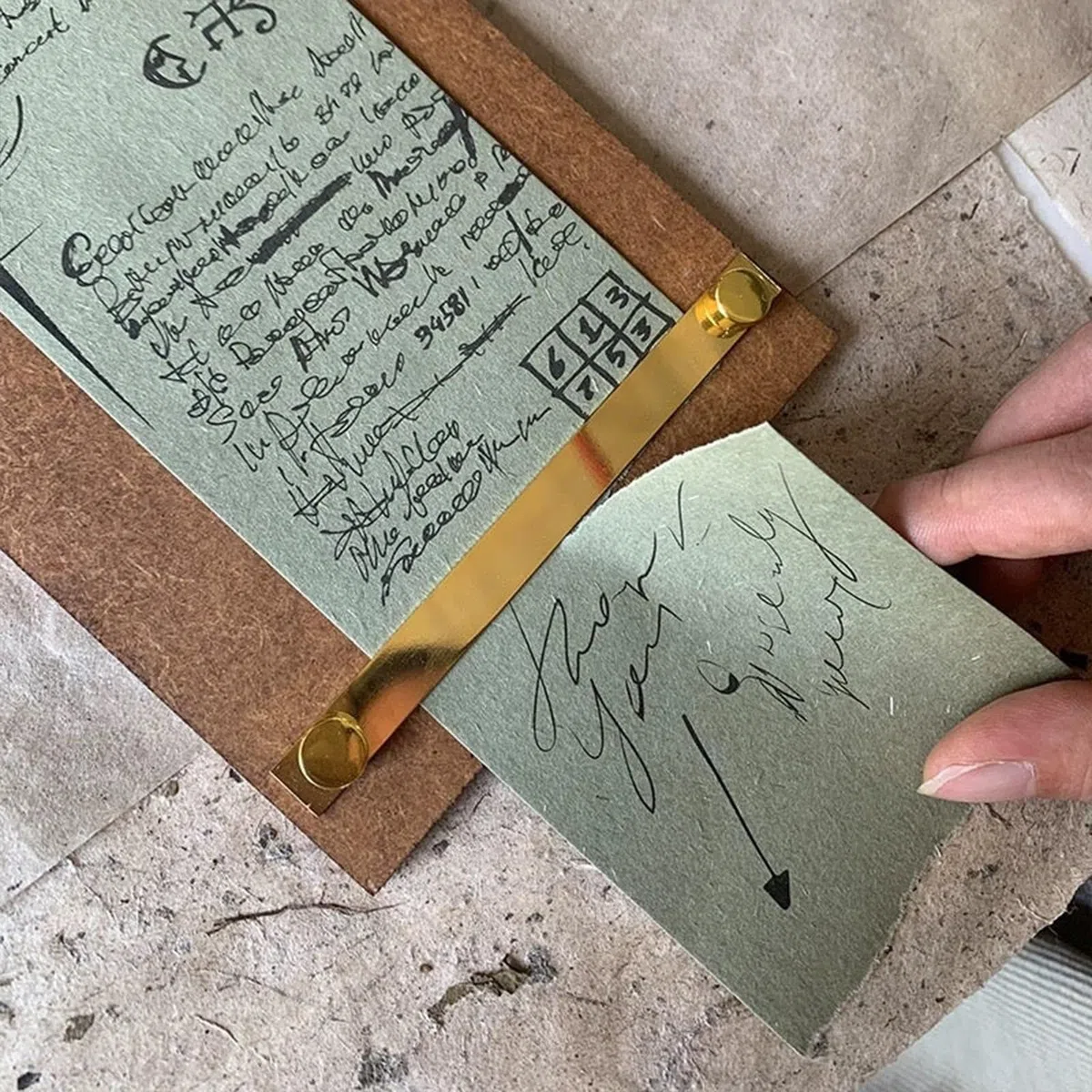 Bloc de desplazamiento vintage (rollo de papel + clips de tablero), juego de cuaderno de papel kraft montado en la pared o colocado con clip de metal, bloc de notas de papel kraft recargable para