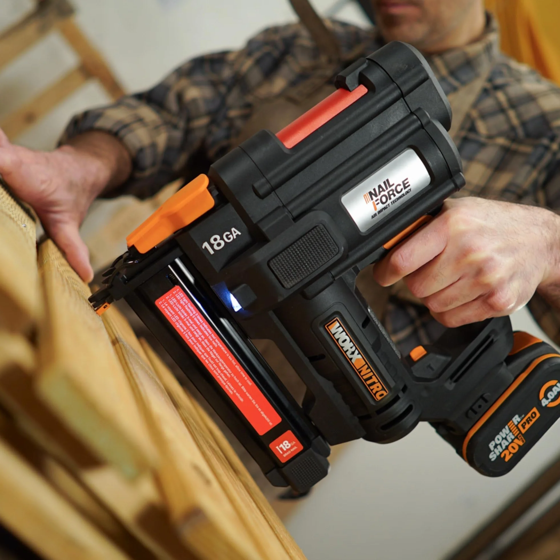 WORX WX844 Nitro – Grapadora eléctrica inalámbrica 20 V – 2 Ah – Dispara hasta 80 grapas por minuto – Desbloqueo sin herramientas – (incluye batería y cargador| 200 grapas 18 GA| gancho de cinturón)