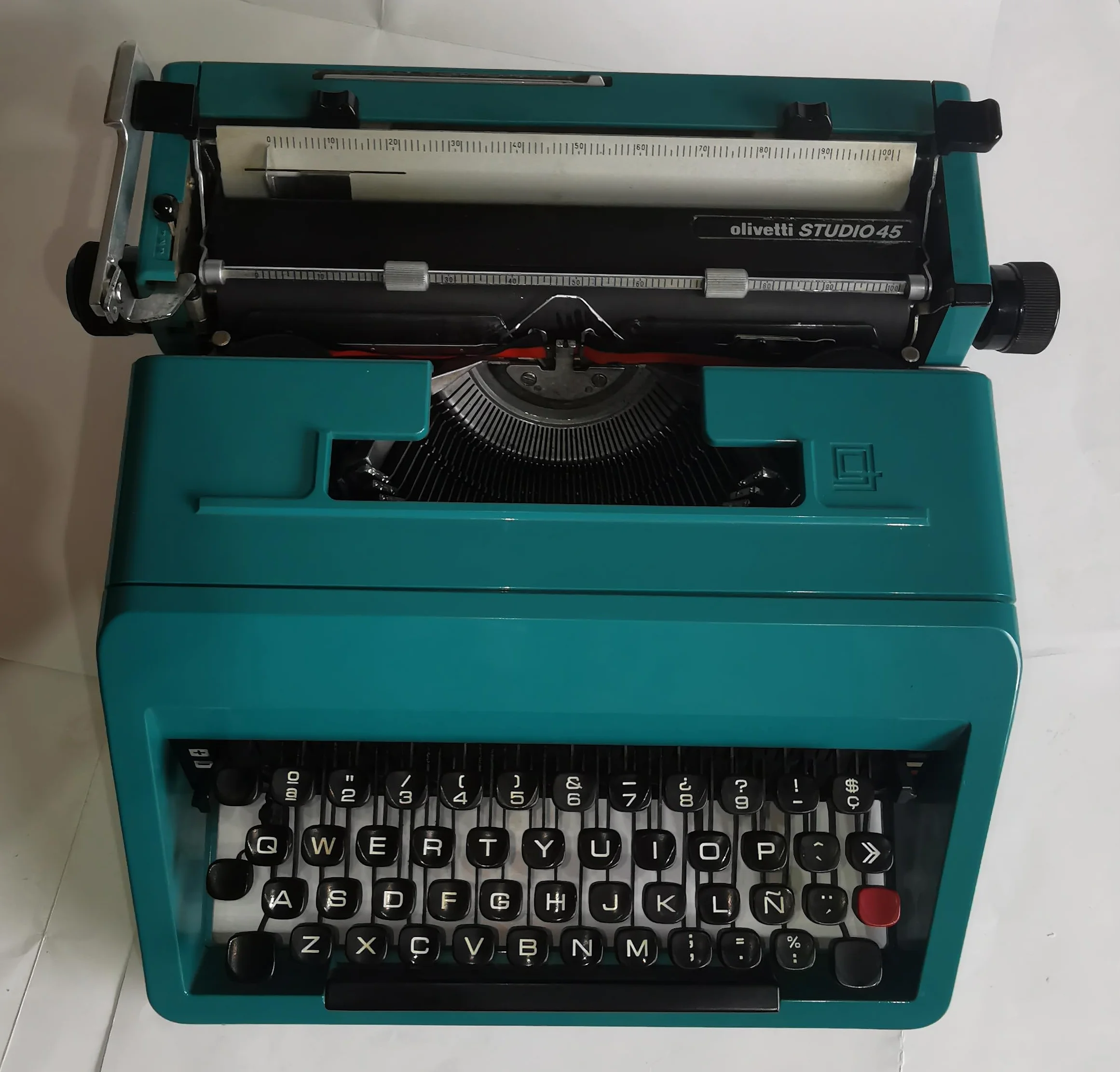 Máquina de Escribir Vintage Olivetti Studio 45 - Teclado en Castellano Revisada y Puesta a Punto por un Profesional. Funciona Perfectamente. Ideal para Coleccionismo y Uso Personal.