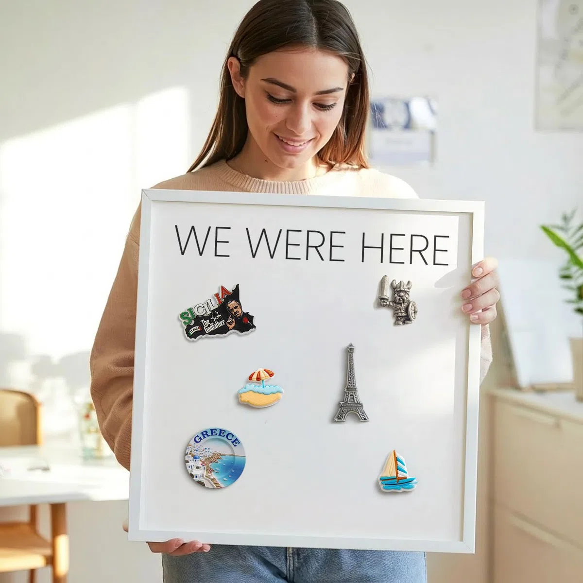 Tablero Imantado 60x40 cm | con Marco Blanco | We Were Here | Montaje Fácil | Pizarra Magnética | Para Souvenirs de Viaje | Para Imanes Turísticos, Fotos Polaroid y Postales | Para Cocina