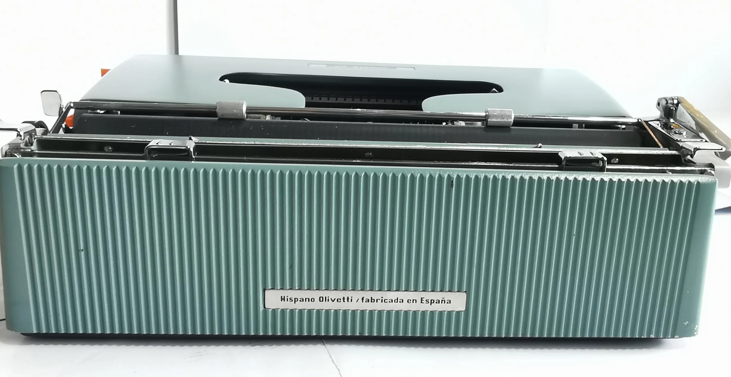 Máquina de Escribir Vintage Olivetti Pluma 22 - Teclado en Castellano Revisada y Puesta a Punto por un Profesional. Funciona Perfectamente. Ideal para Coleccionismo y Uso Personal.