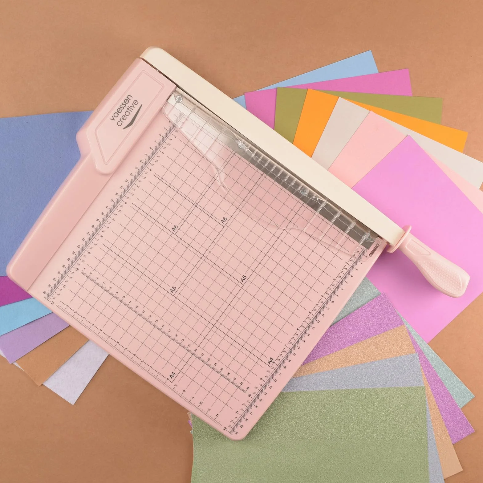 Vaessen Creative Guillotina de Papel 30 cm Rosa - Cortadora para Vinilo, Carton y Cartulina A4, A5 y A6 - Cizalla para Bricolaje, Scrapbooking, Journaling, Tarjetas y Manualidades