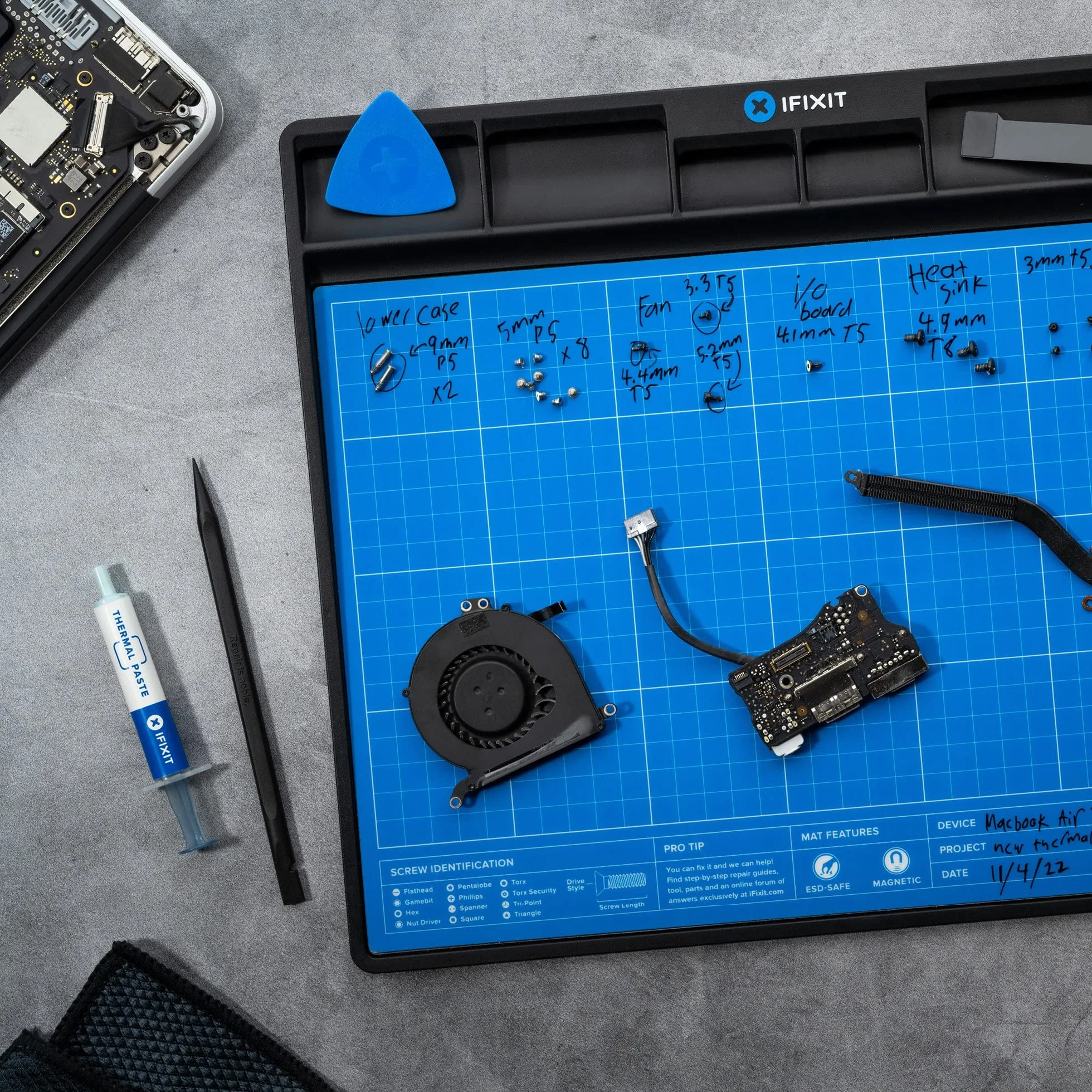 iFixit FixMat, alfombrilla de trabajo magnética con compartimentos para tornillos y componentes para reparaciones electrónicas, antiestática y escribible, con bolígrafo