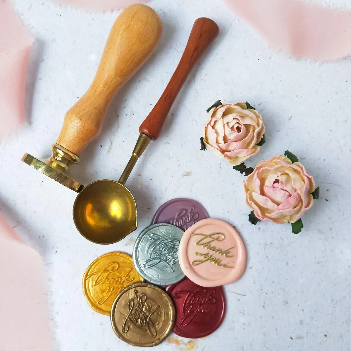 PATIKIL Kit De Sellos De Cera De Alfabeto Con 26 Letras A-Z, Sello Vintage Con 2 Mangos De Madera Y Caja De Regalo Para Invitaciones De Boda, Fiestas, Sobres Y Tarjetas, Estilo 7