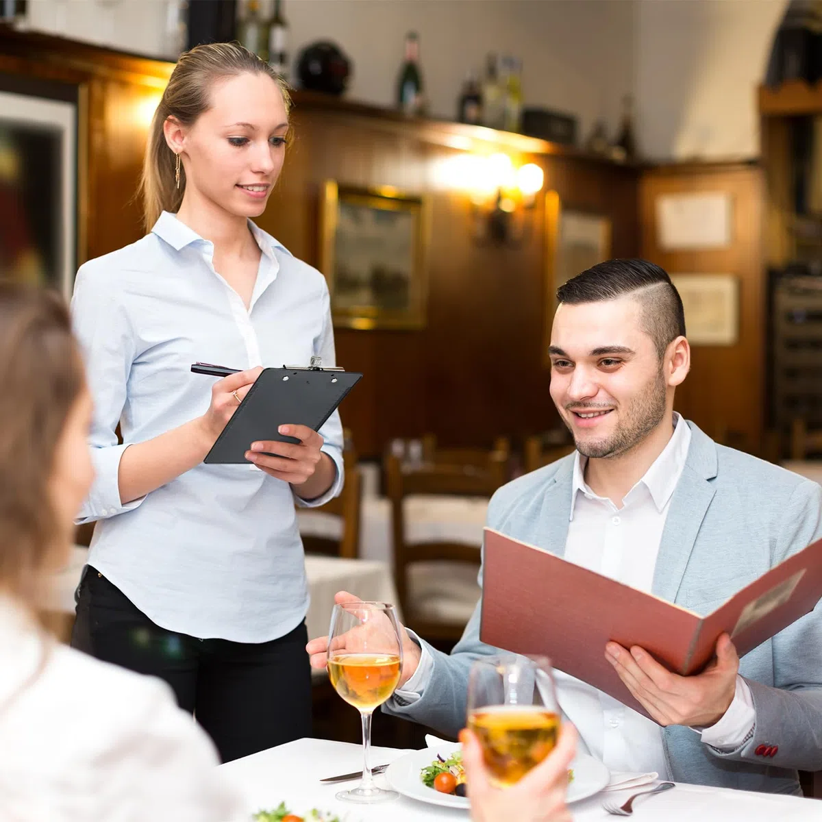 Sabary Paquete de 48 mini portapapeles a granel con clip de soporte para bolígrafo, color negro, tamaño A5, portapapeles de plástico pequeño de 6 x 9 pulgadas, para escuela, oficina, restaurante,