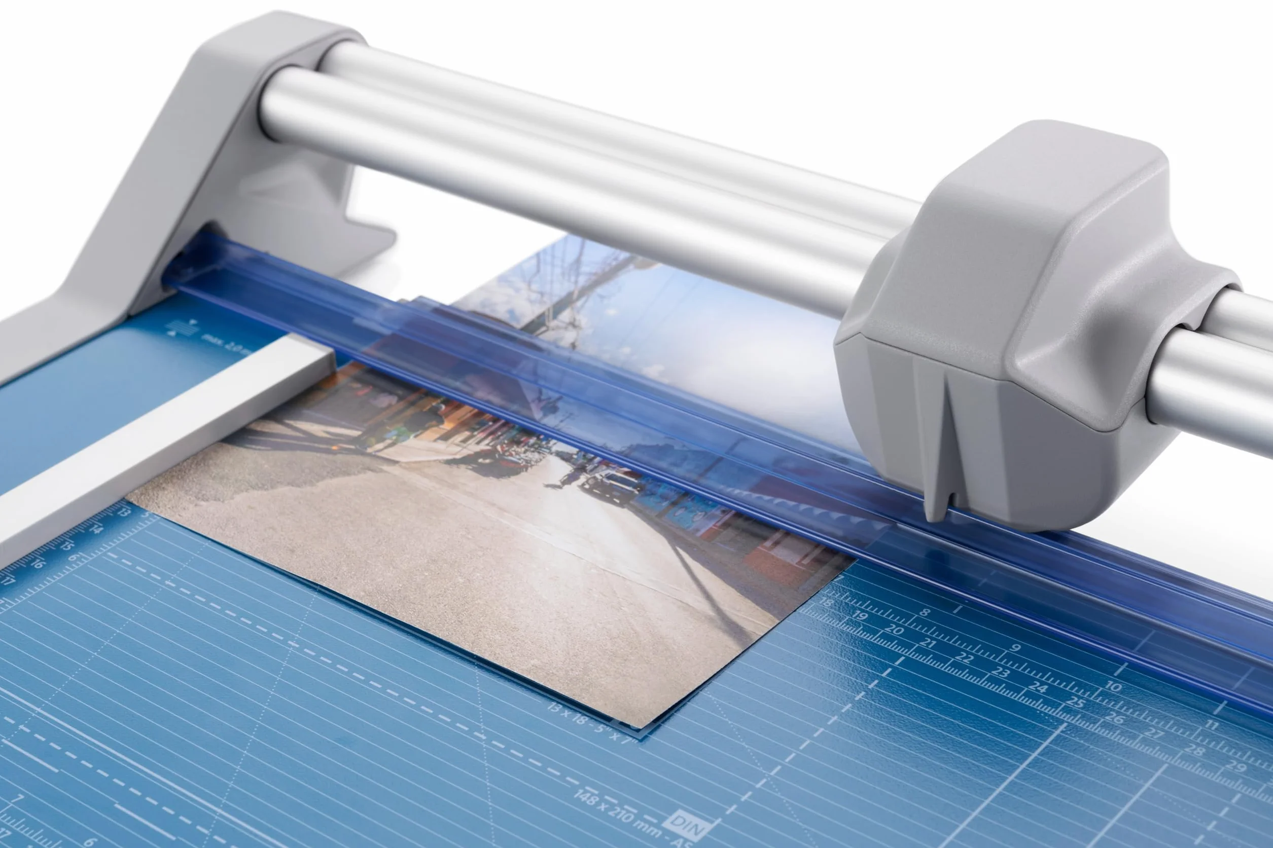 Dahle 550 - Guillotina profesional de seguridad DIN A4 autofilable, barra guía doble, presión automática