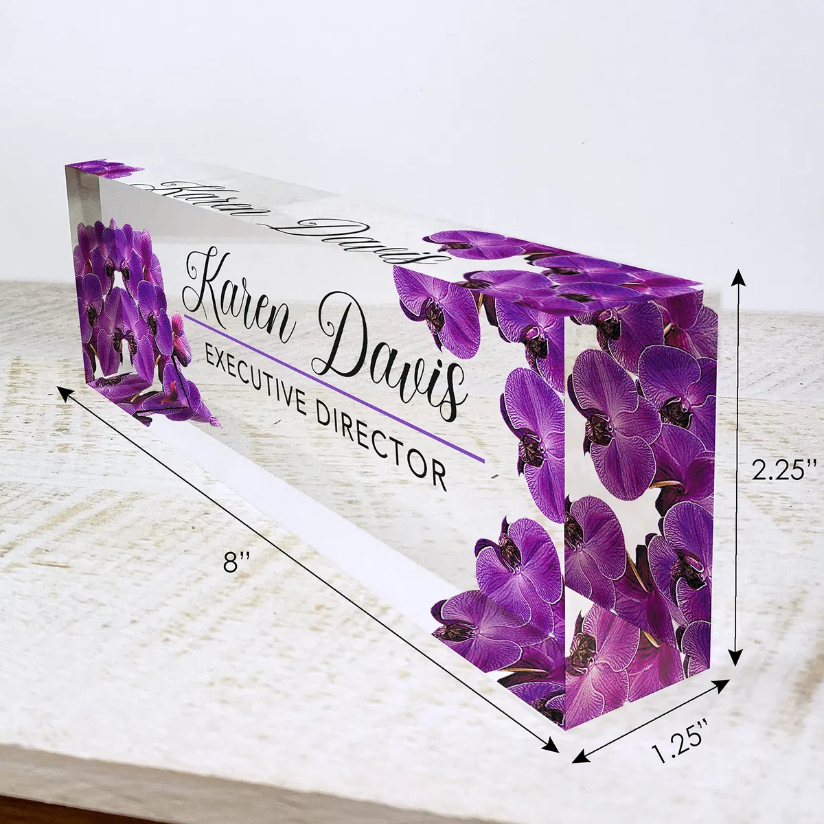 Artblox Placa de nombre personalizada para escritorio de oficina, diseño de orquídea morada sobre vidrio acrílico transparente, decoración de escritorio de oficina (8 x 2.5 pulgadas)