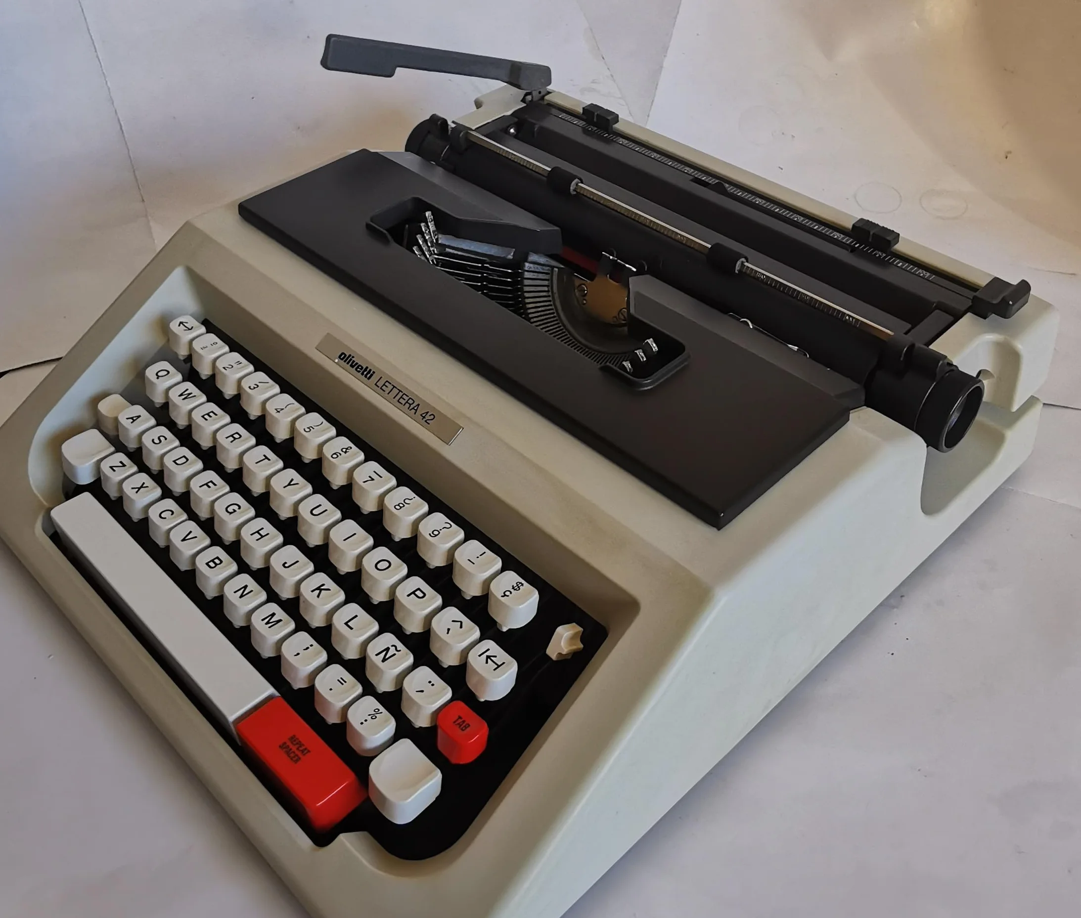 Máquina de Escribir Vintage Olivetti Lettera 42, revisada y dejada Buen Funcionamiento.