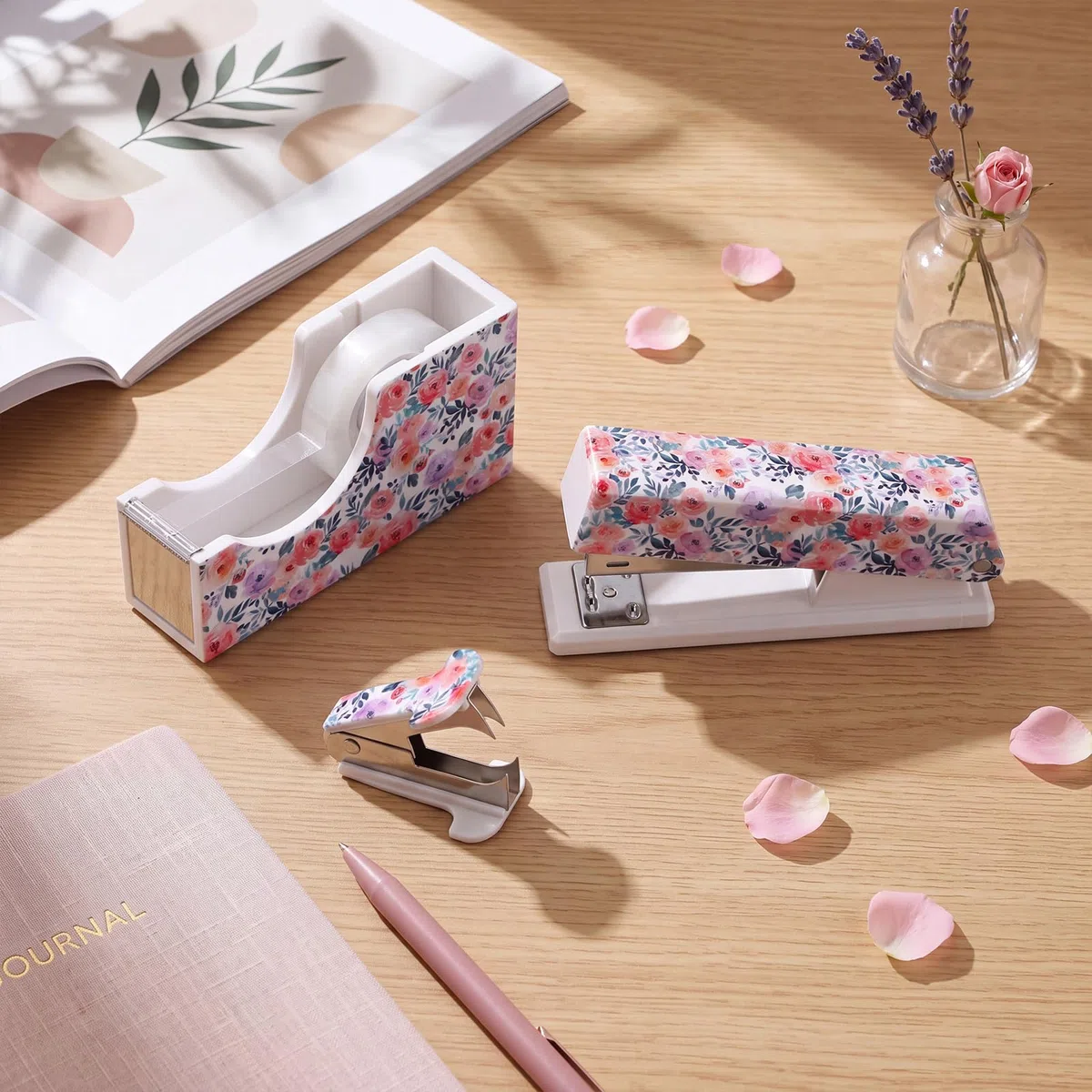Eaasty Juego de grapadora floral y dispensador de cinta, bonito juego de suministros de oficina con 2 rollos de cinta, removedor de grapas y 1000 grapas 24/6, accesorios de escritorio para profesores