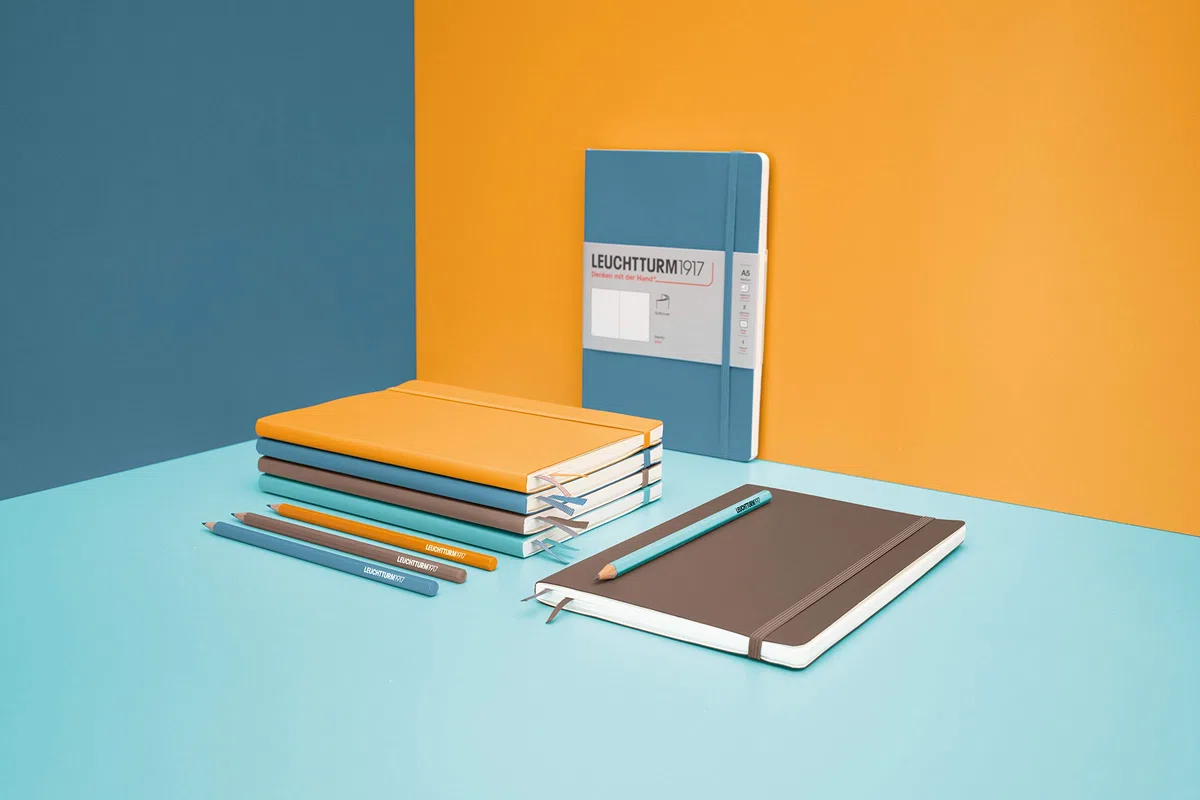 LEUCHTTURM1917 363399 Libreta Medium (A5) 145 x 210 mm, Tapa Blanda, 123 páginas numeradas, Stone Blue, Puntos