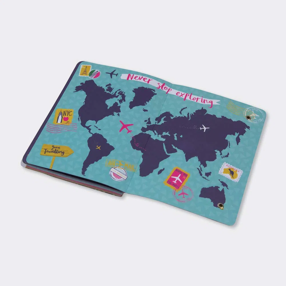 Planificador y diario de viaje con 4 secciones con pestañas y para que la aventura comience.
