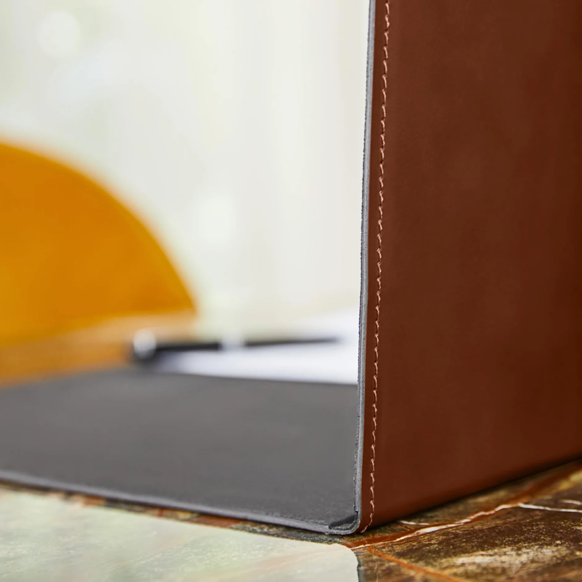 Eglooh - Gemini - Protector Mesa Escritorio Plegable en Cuero Marrón Naranja cm 65x45 - Estructura Interna en Aluminio, Parte Interior en Suave Tejido Negro, Costuras Artesanal - Made in Italy
