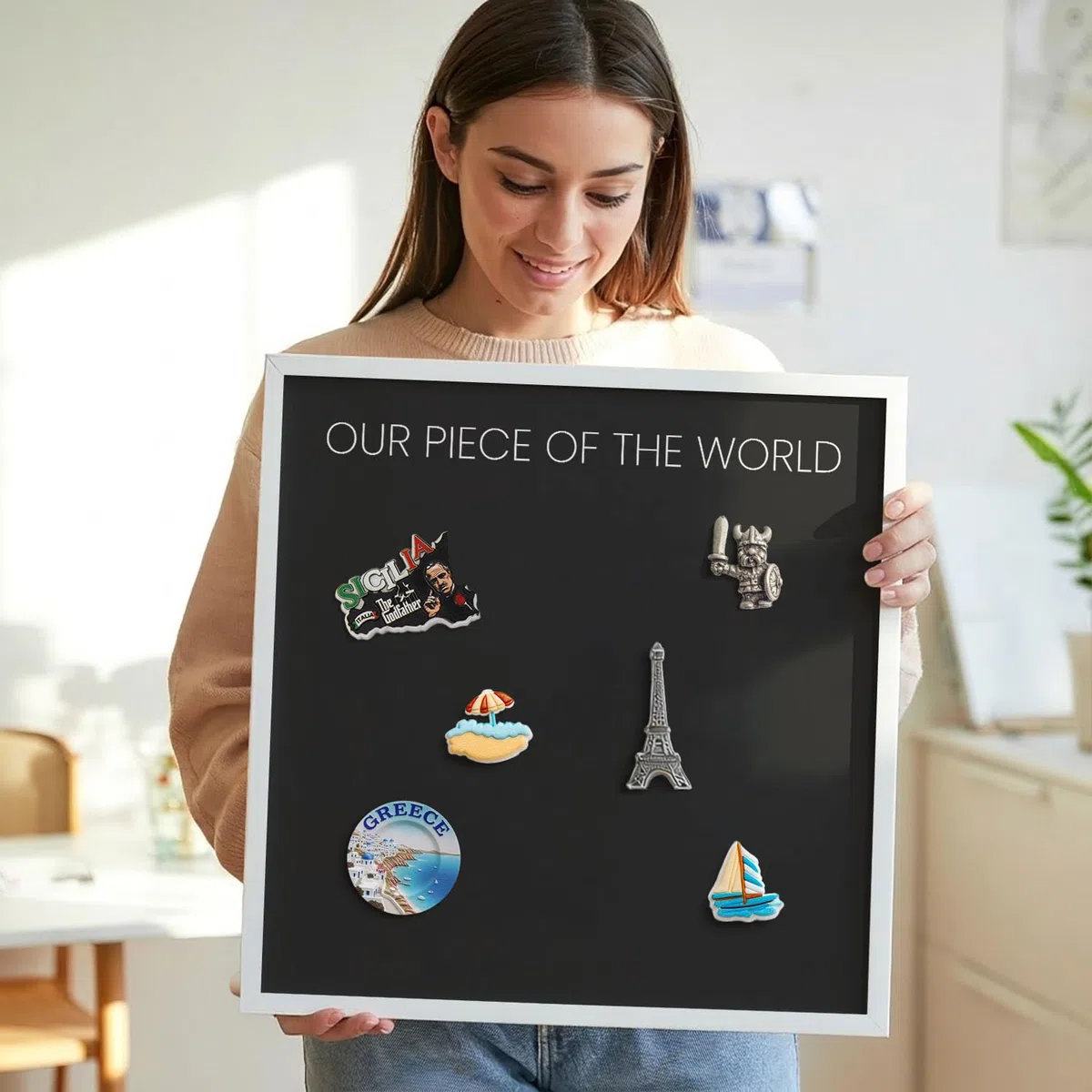 Tablero Imantado 60x40 cm | con Marco Blanco | Our Piece Of The World | Montaje Fácil | Pizarra Magnética | Para Souvenirs de Viaje | Para Imanes Turísticos, Fotos Polaroid y Postales | Para Cocina