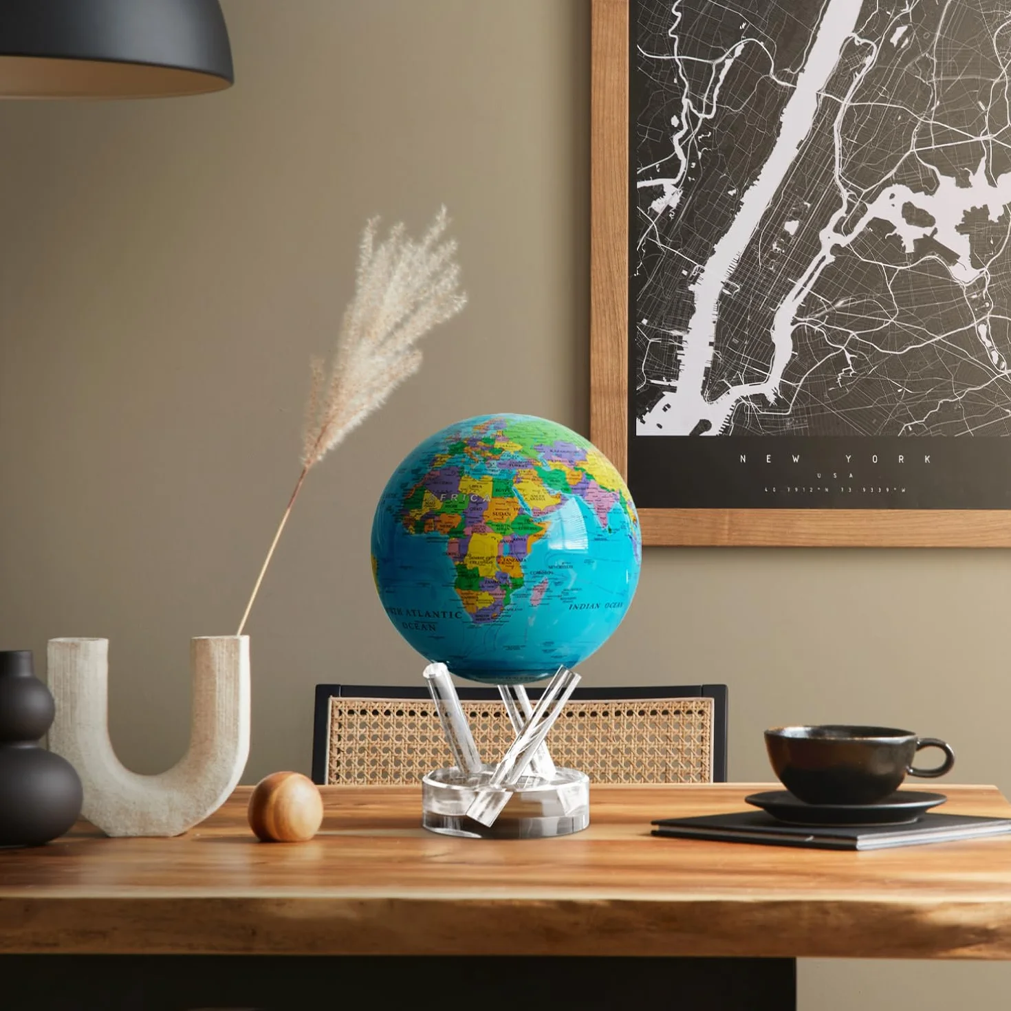 MOVA Globe - Mapa Político Azul Océano Clásico (4,5") | Globo mundial giratorio alimentado por la luz | Decoración educativa del hogar, no se necesitan pilas ni cables