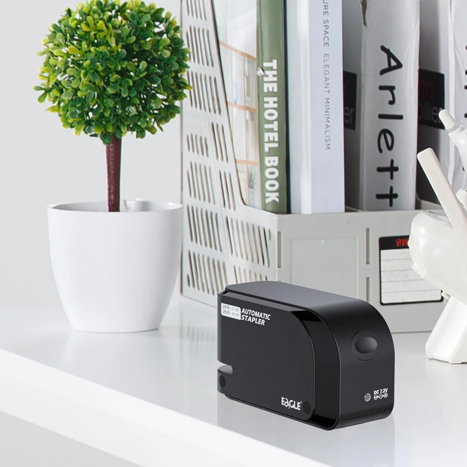 Eagle - Grapadora eléctrica resistente con capacidad para 20 hojas y alimentación por batería o CA (negra)