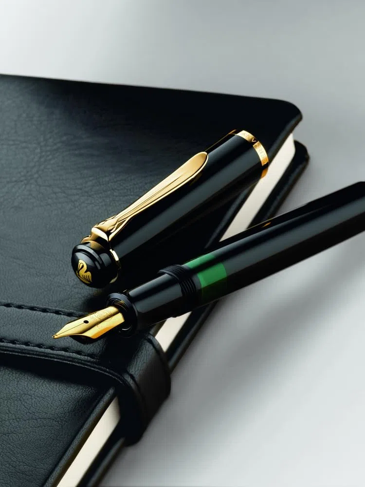 Pelikan Elegance - Pluma estilográfica (punta media), color negro
