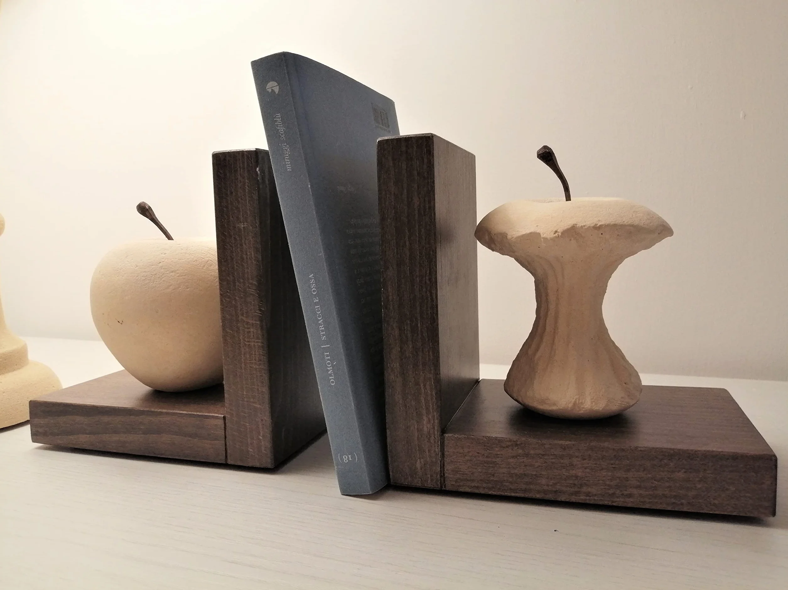 Progetto Arte Par de Sujetalibros Manzana Mordida Escultura de Piedra Base Madera Hecho a Mano