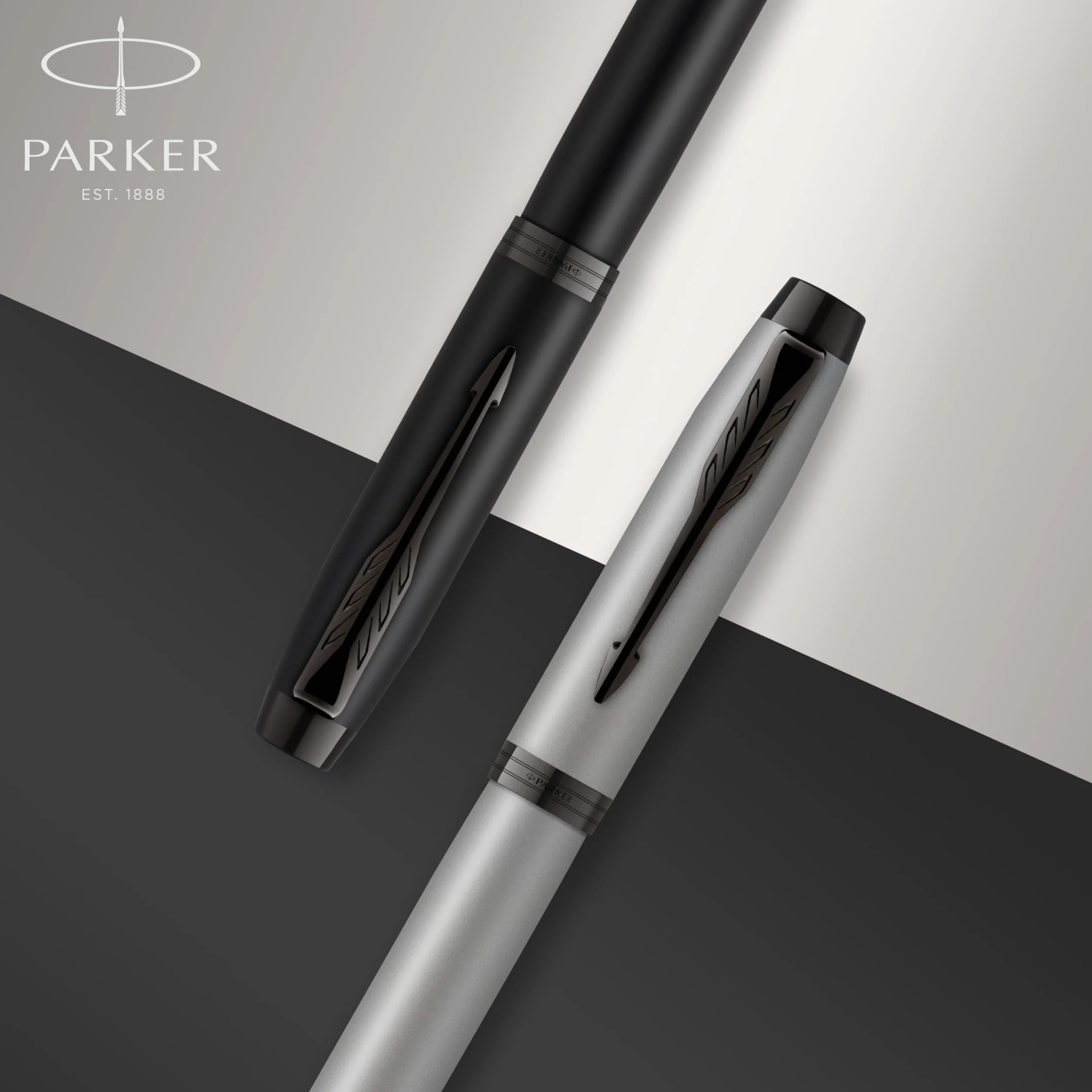 Parker IM pluma estilográfica | lacada en negro con adorno dorado | plumín fino y recambio de tinta azul | en estuche de regalo