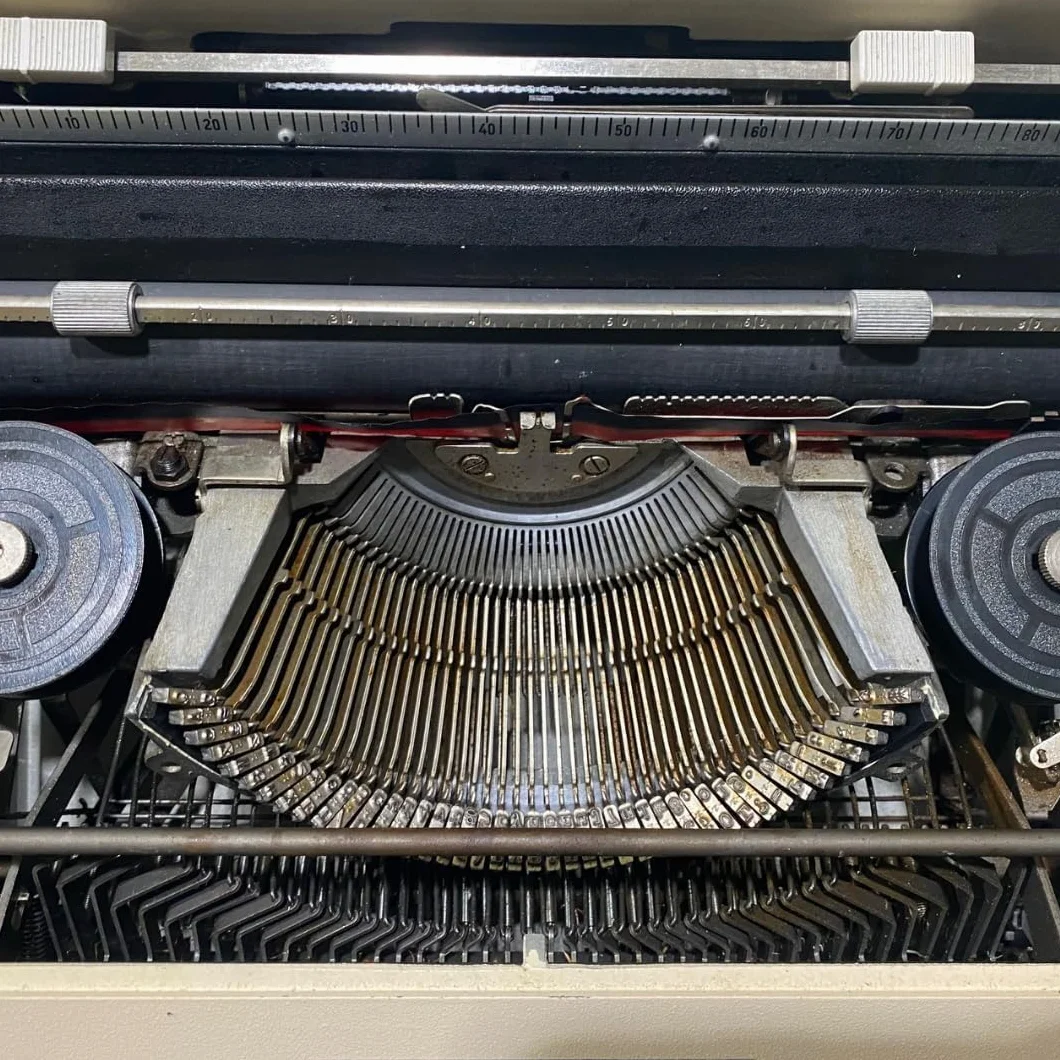 Genérico Máquina de Escribir Vintage Oliveti Lettera 35 - Teclado en Castellano Revisada y Funcional Ideal para Coleccionismo - Totalmente Funcional