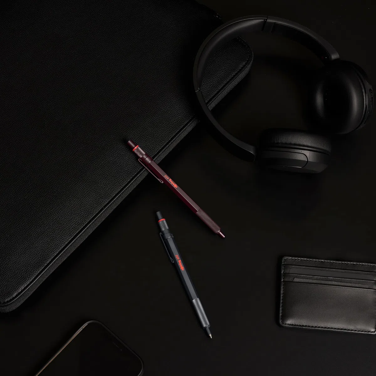rOtring Bolígrafo 600 y estuche de terciopelo, punta media, tinta negra, bolígrafo de cuerpo totalmente metálico, piedra oscura, agarre estriado antideslizante y barril hexagonal, recargable, juego