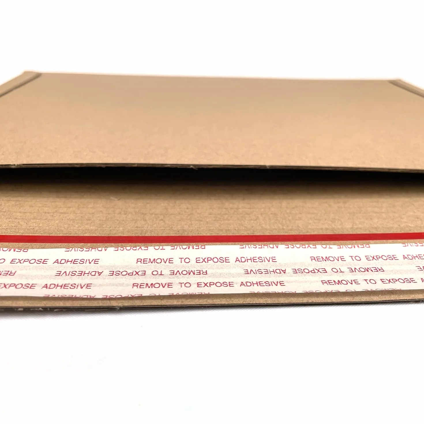 Paquete de 100 sobres de cartón C4 | Sobres de cartón corrugado de 234 x 334 mm (A4) 400 g/m² para correos | Apertura de tiras y rasgaduras | Cartera rígida para tarjetas RM grandes