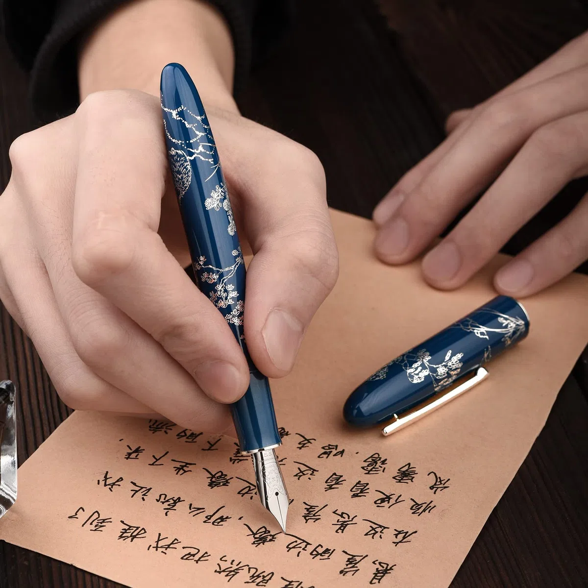 Hongdian N23 - Pluma estilográfica de conejo azul, hoja larga, punta media, borde plateado, diseño de tallado de conejo de la suerte, de escritura suave con convertidor y caja de bolígrafo de metal