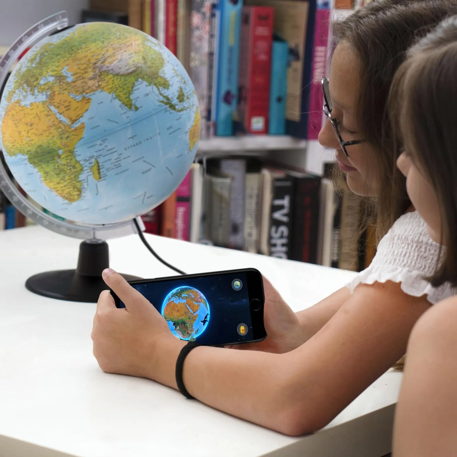 Tecnodidattica - GAIA 25 AR | Globo Terráqueo con Luz y Giratorio para Niños | Realidad Aumentada con Datos sobre Naturaleza y Cultura | Cartografía Física y Política | Diámetro de 25 cm I Español