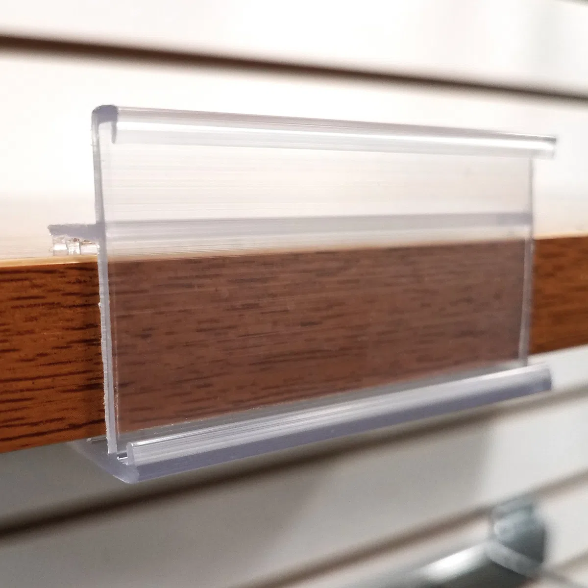 Soporte de madera transparente con ranura para billetes de 6,35 cm de largo x 3,81 cm de alto, clips y agarres en estantes de 1,9 cm de grosor – múltiples cantidades disponibles