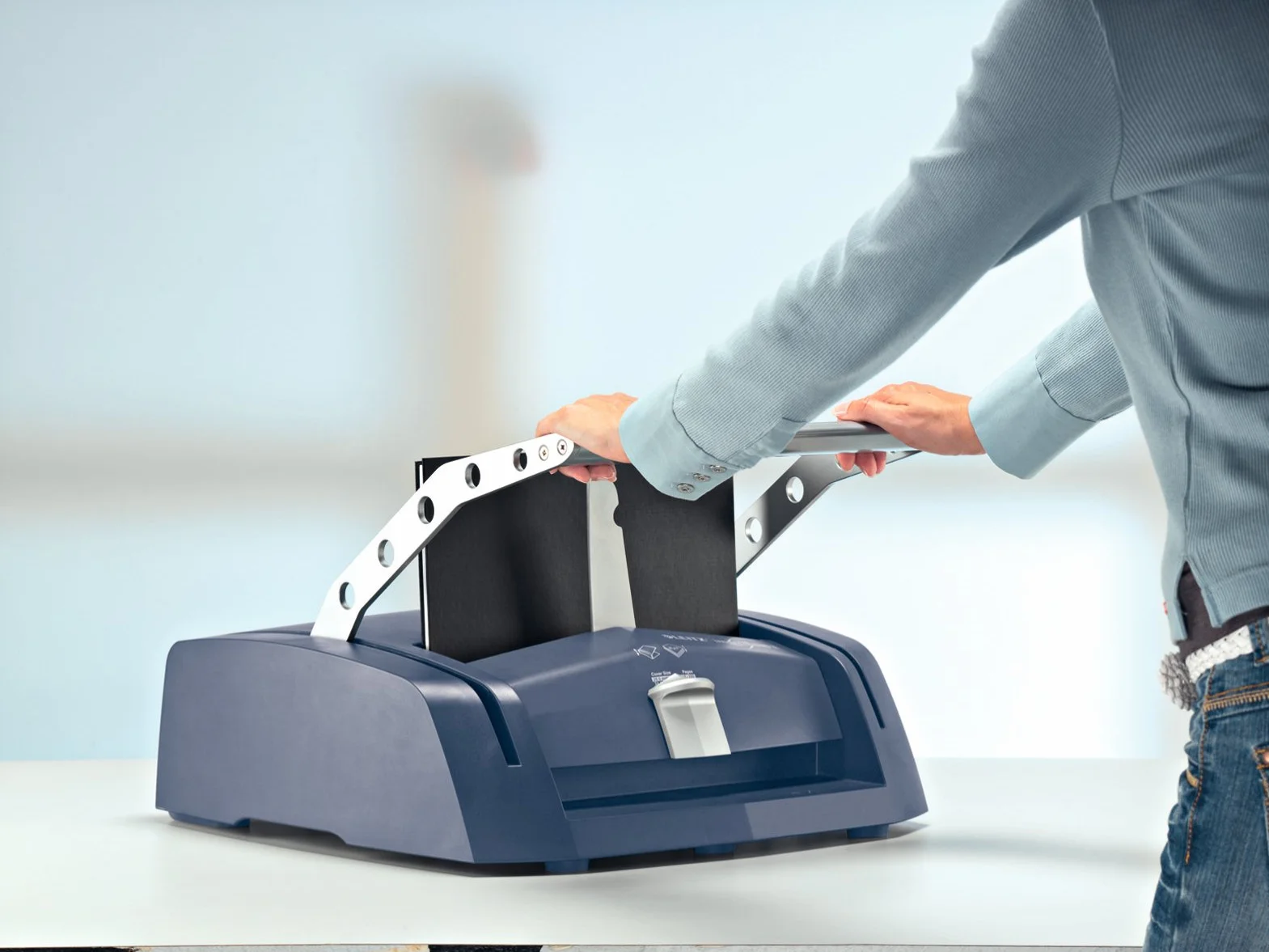 Leitz 73880000 – Encuadernadora Manual impressBIND 280 A4, Sistema De Canal Metálico Sin Perforación, Capacidad 280 Hojas, Ajuste Automático De Lomo, Uso Profesional